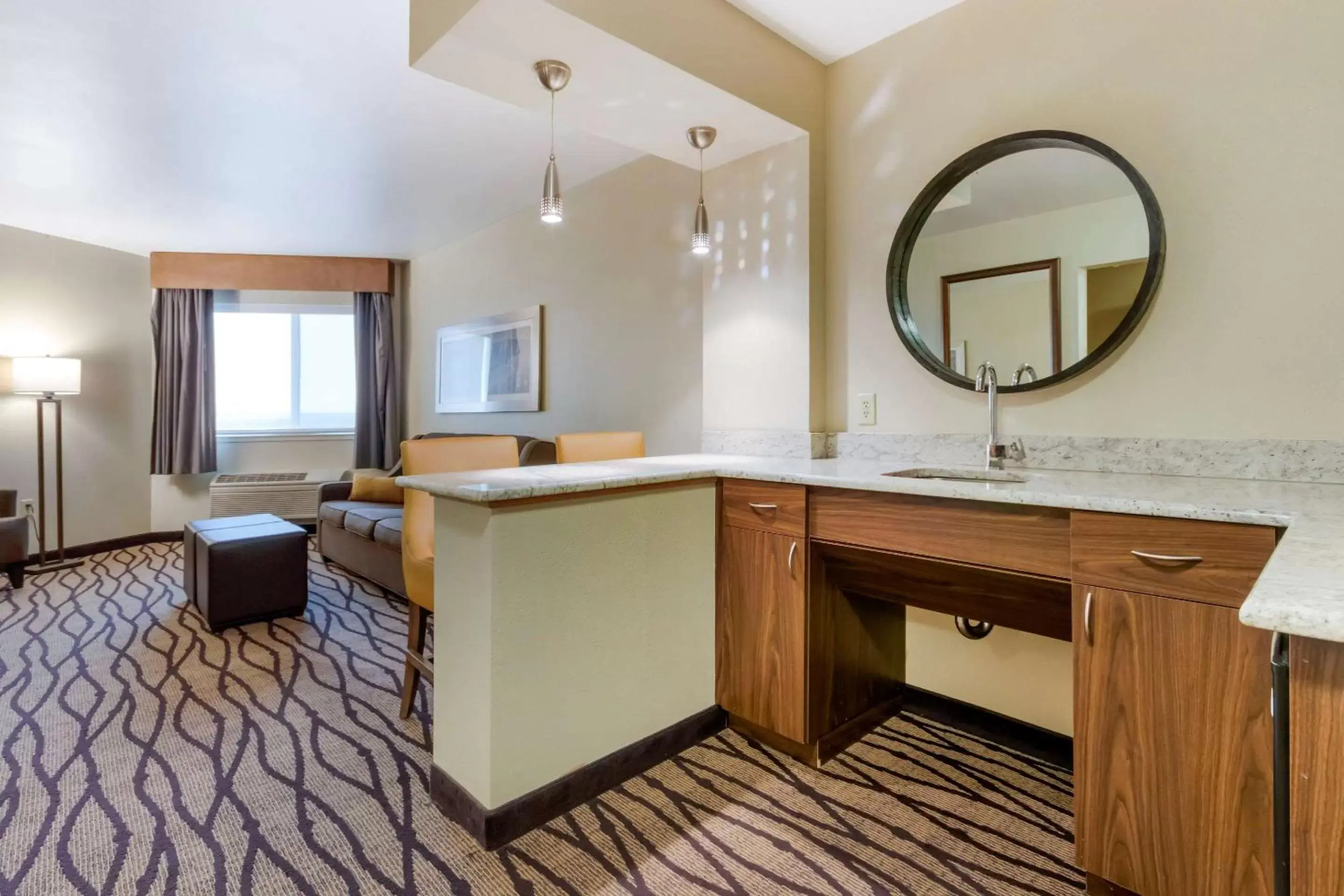 Photo of the whole room, Bathroom in Comfort Inn & Suites Market - Airport