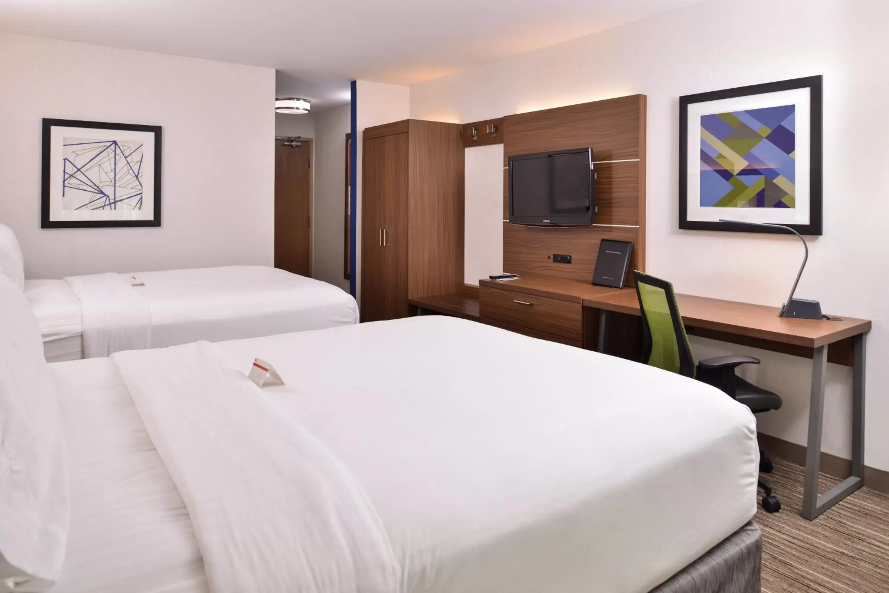 Photo of the whole room, Bed in Holiday Inn Express Hotel & Suites Lacey, an IHG Hotel