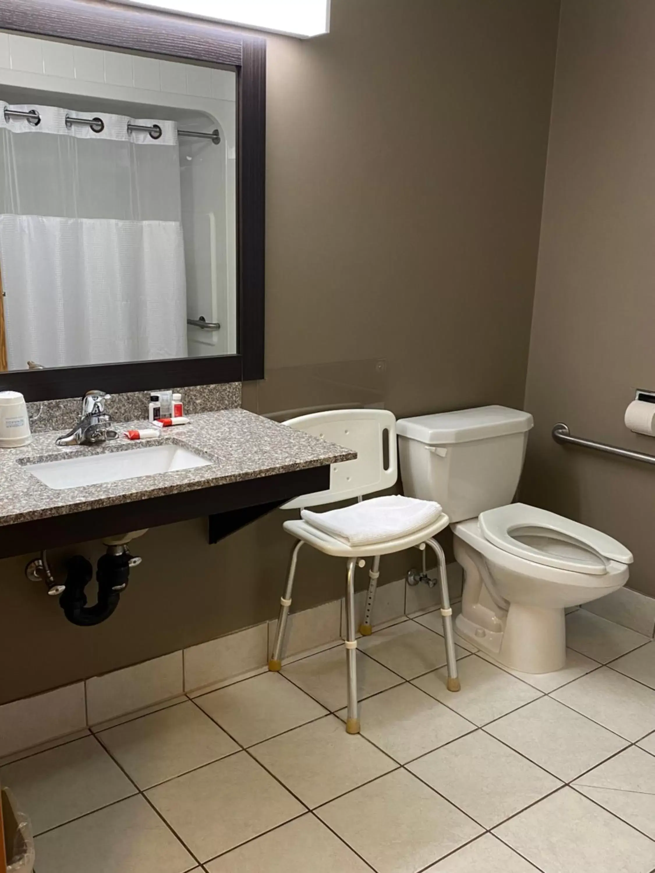 Bathroom in Super 8 by Wyndham Vermilion AB