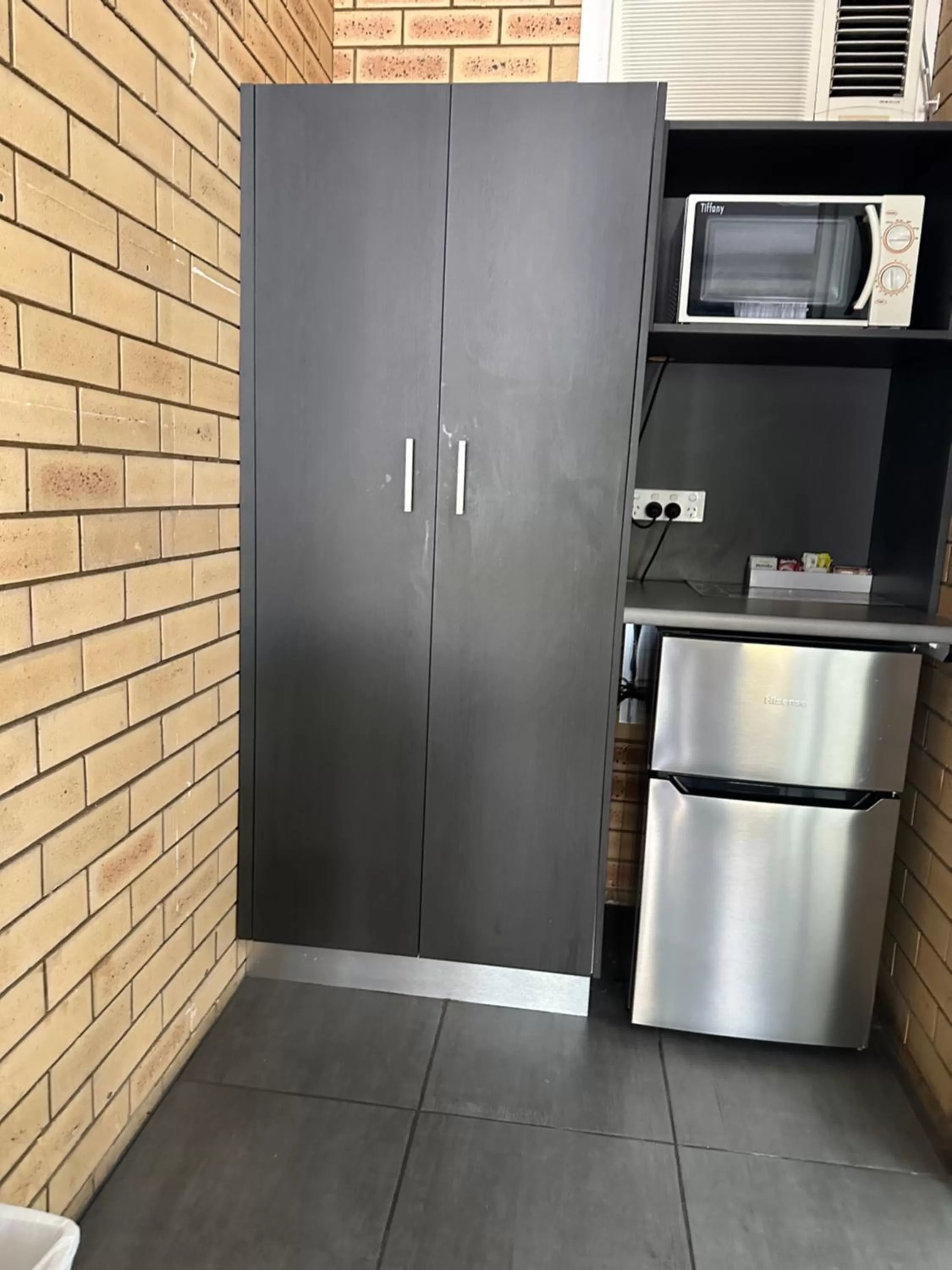 Kitchen or kitchenette in Blue Violet Motor Inn