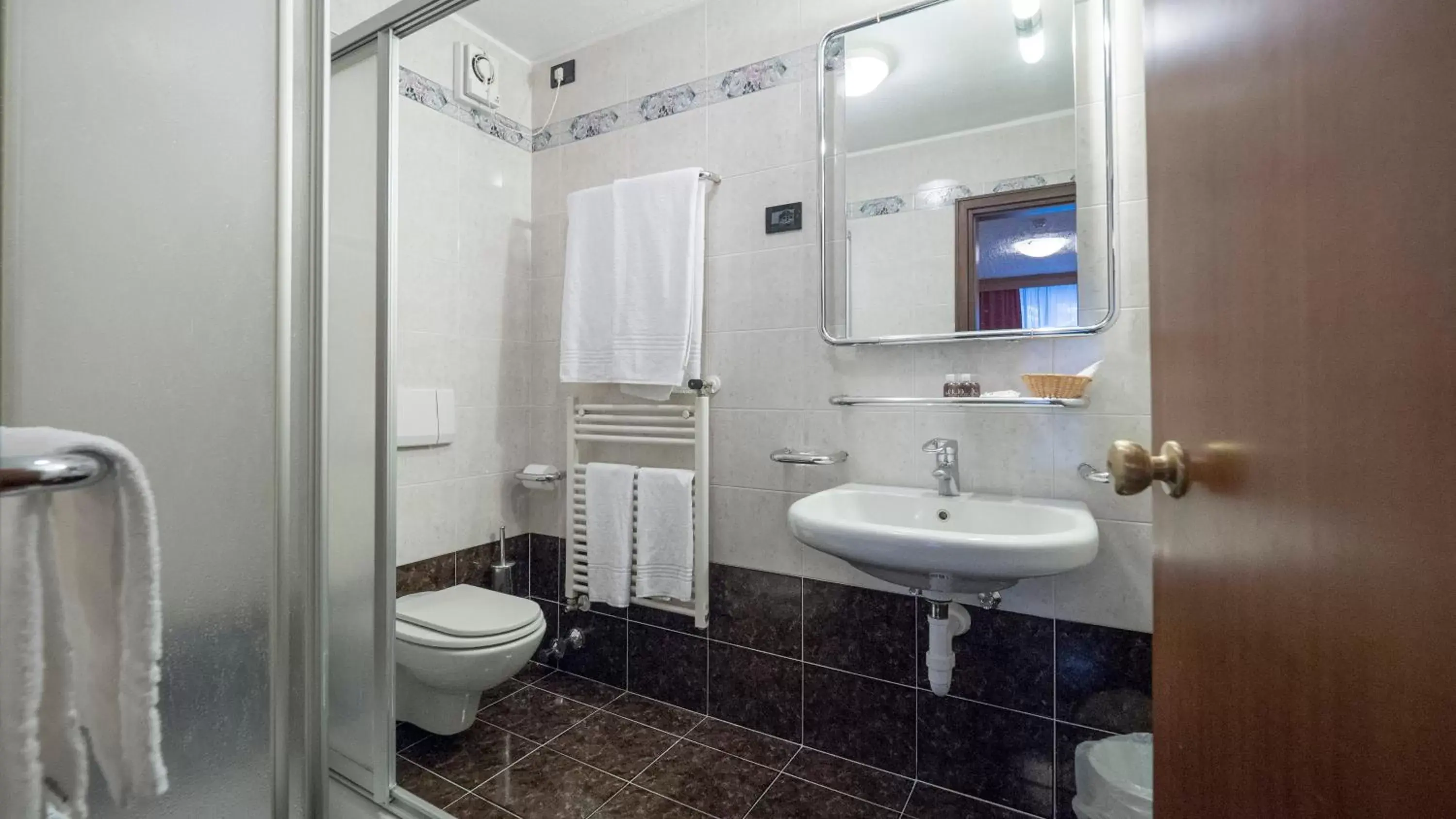Bathroom in Hotel Intermonti