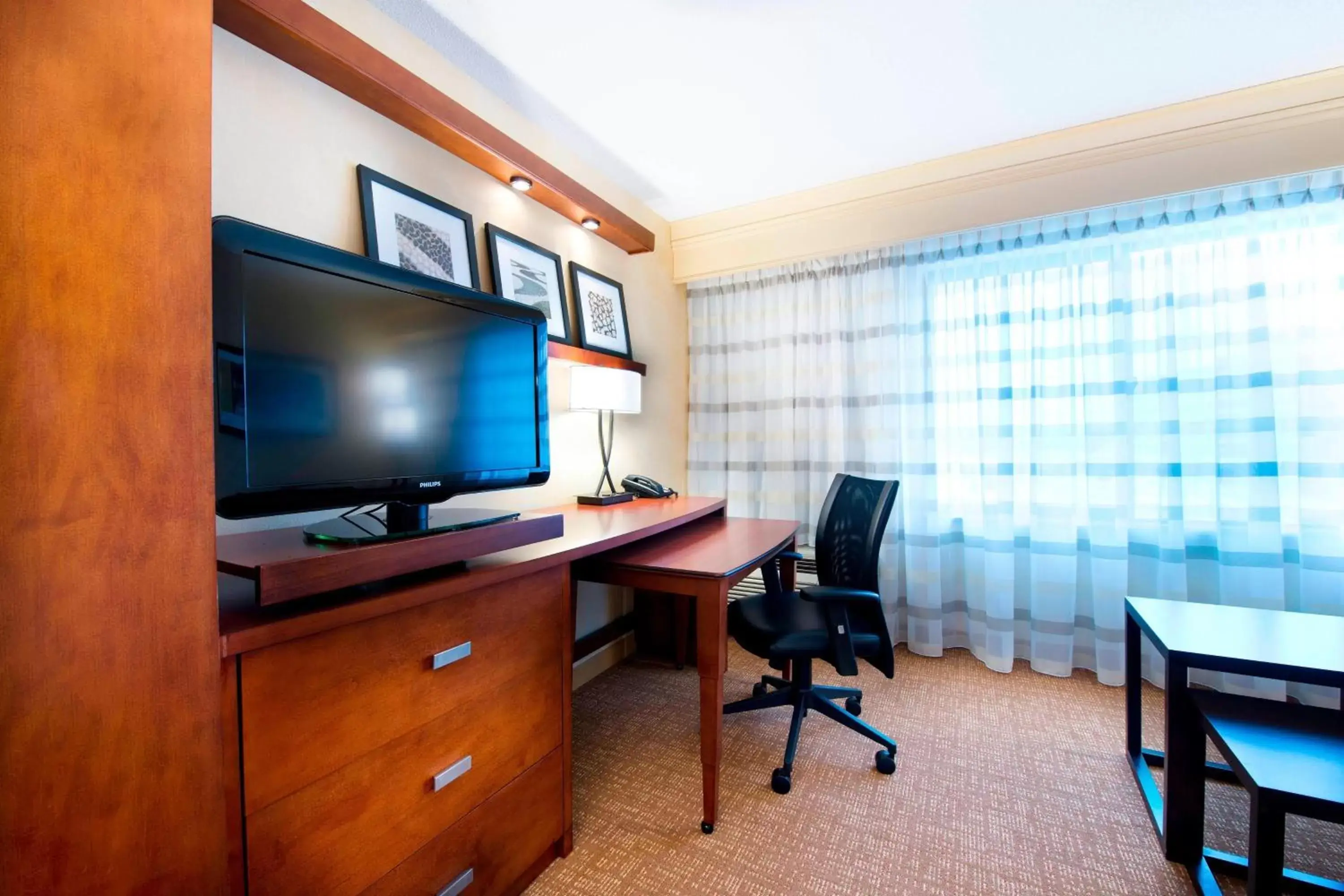 Photo of the whole room, TV/Entertainment Center in Courtyard by Marriott Mississauga-Airport Corporate Centre West