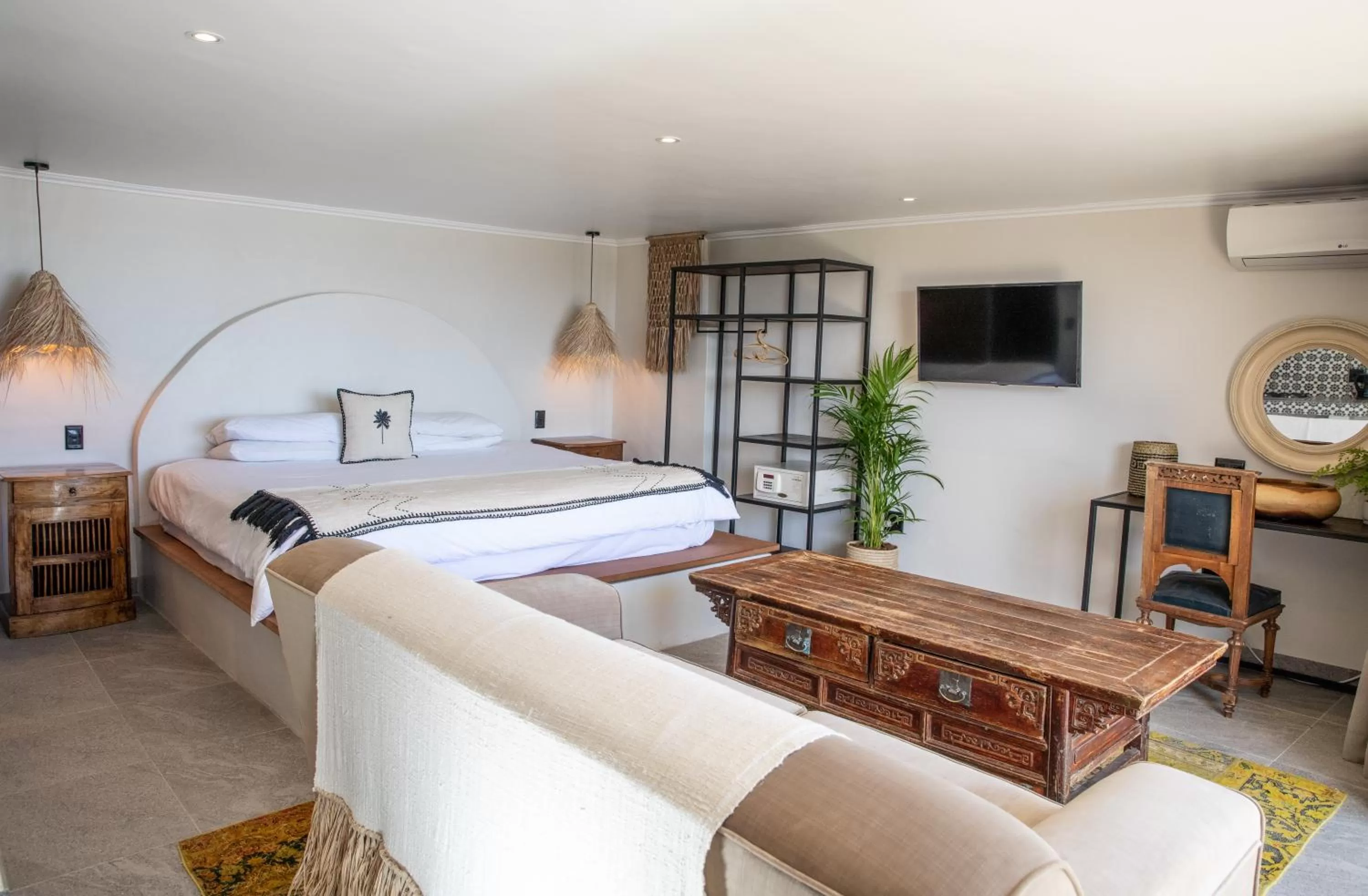 Seating area, Bed in Sea Castle Hotel Camps Bay