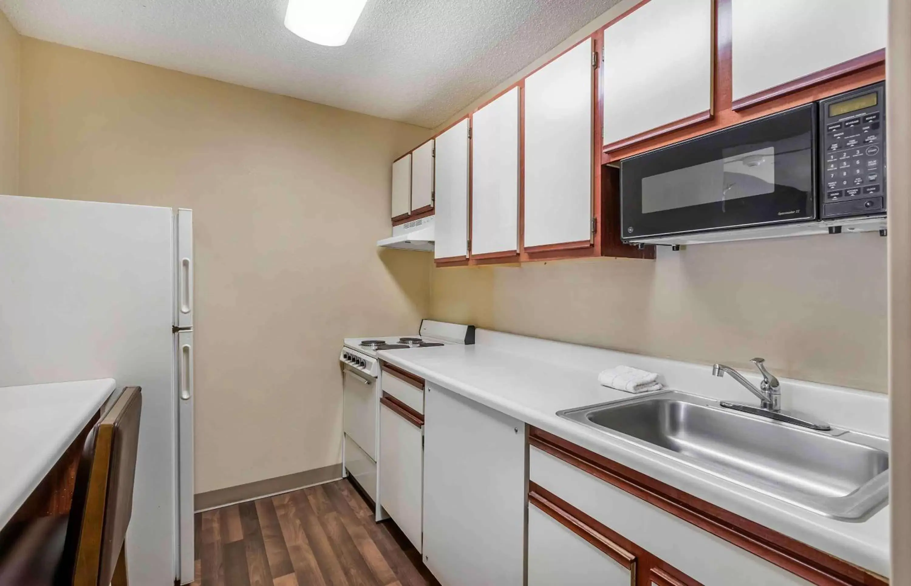 Bedroom, Kitchen/Kitchenette in Extended Stay America Suites - Des Moines - West Des Moines