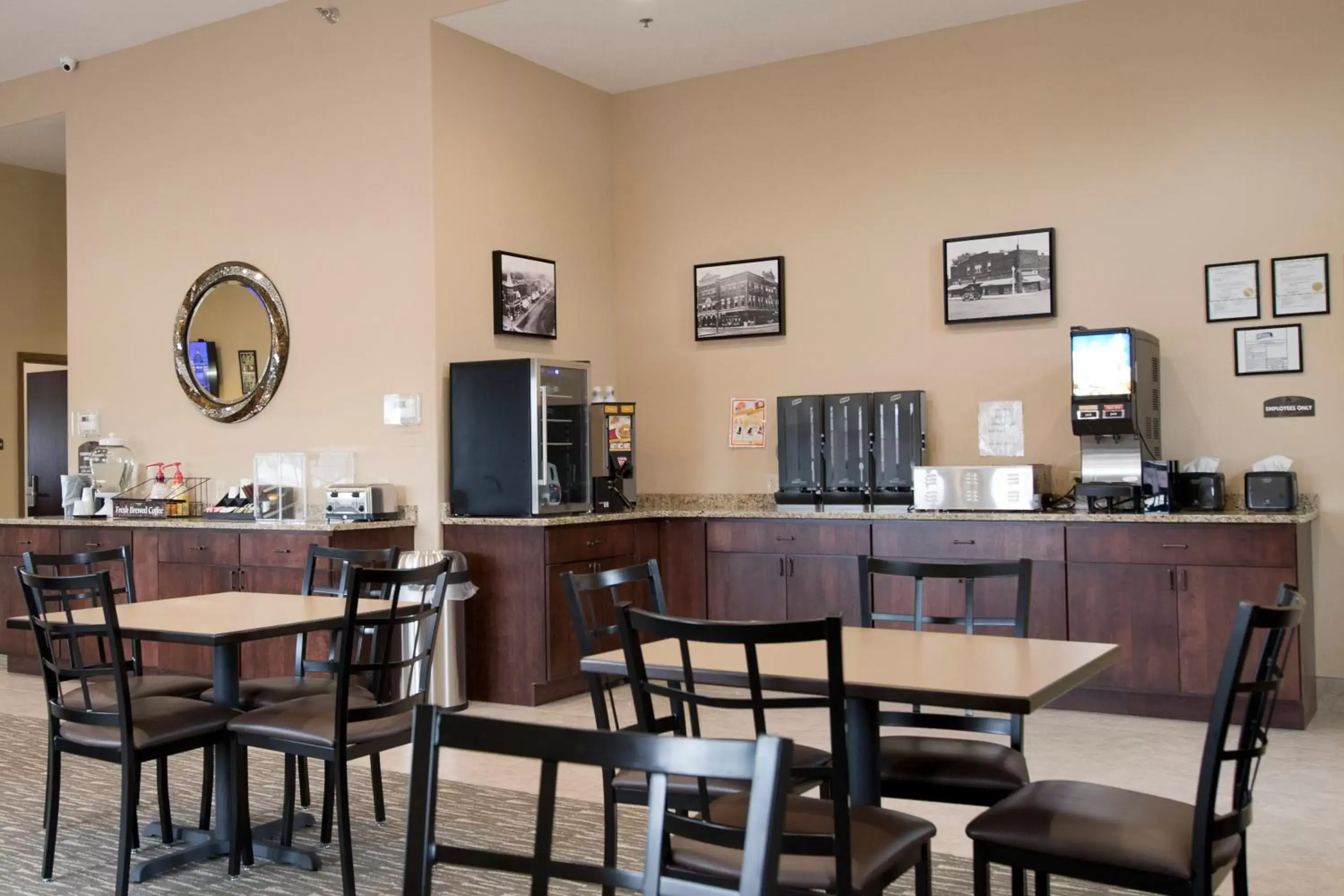 Continental breakfast, Restaurant/Places to Eat in Cobblestone Inn & Suites – Manchester