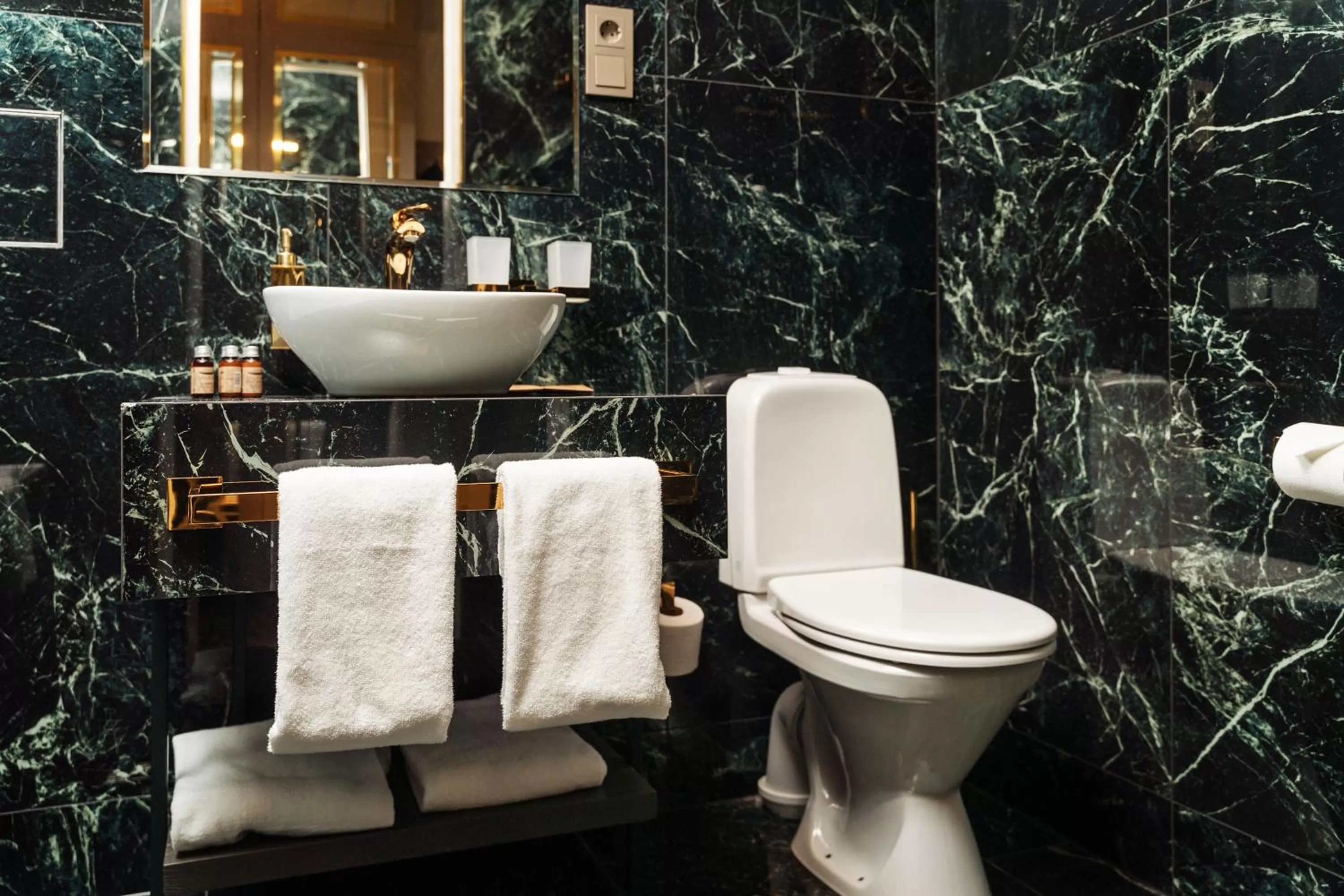 Toilet in St Palace Hotel