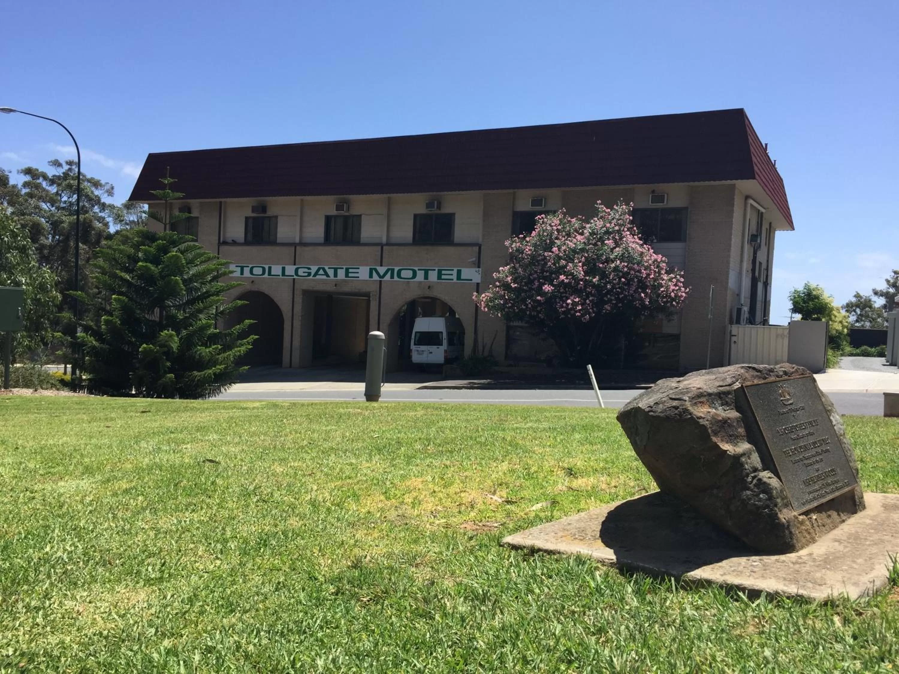 Facade/entrance in Tollgate Motel
