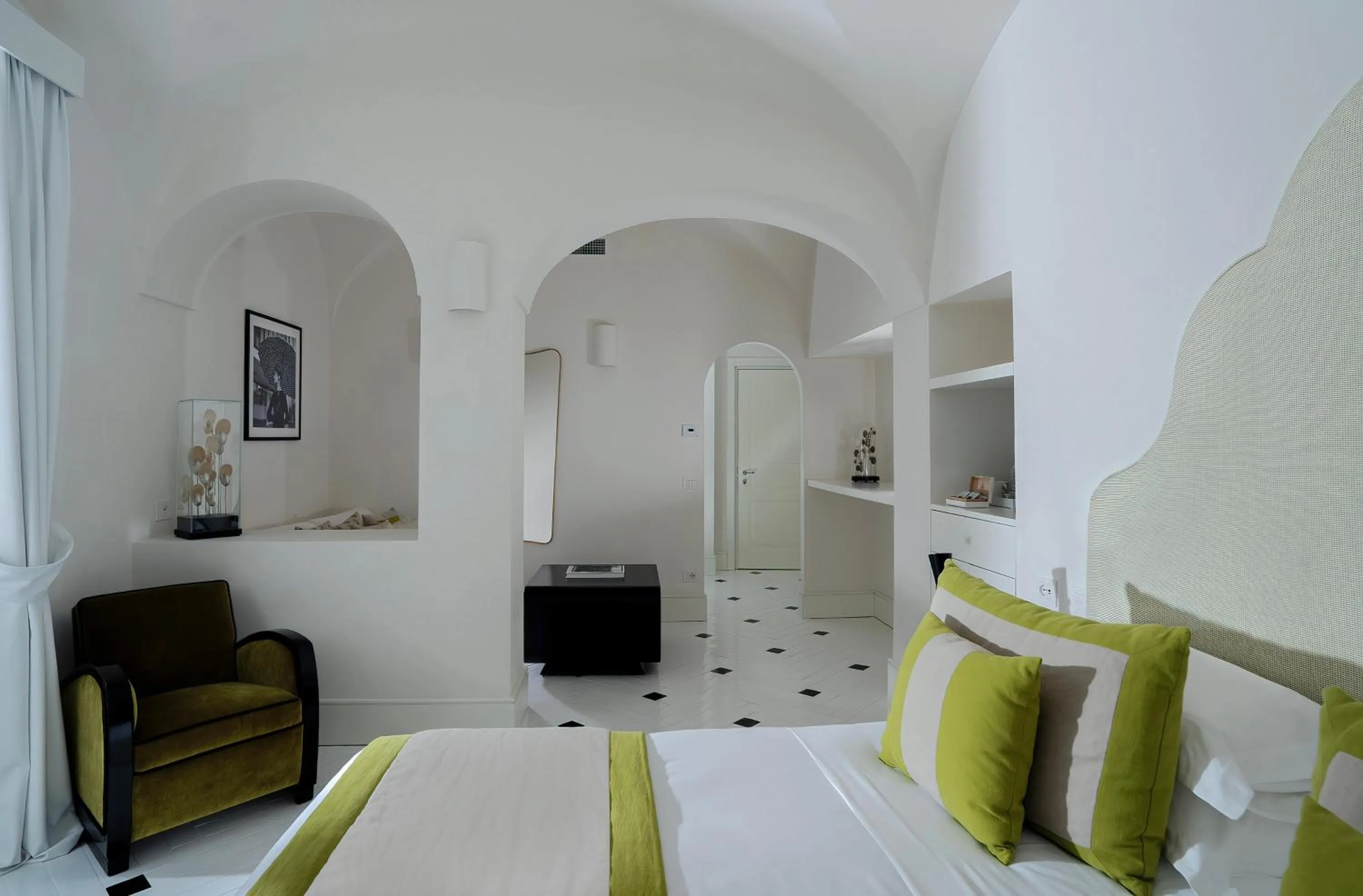Living room, Bed in Hotel Miramalfi