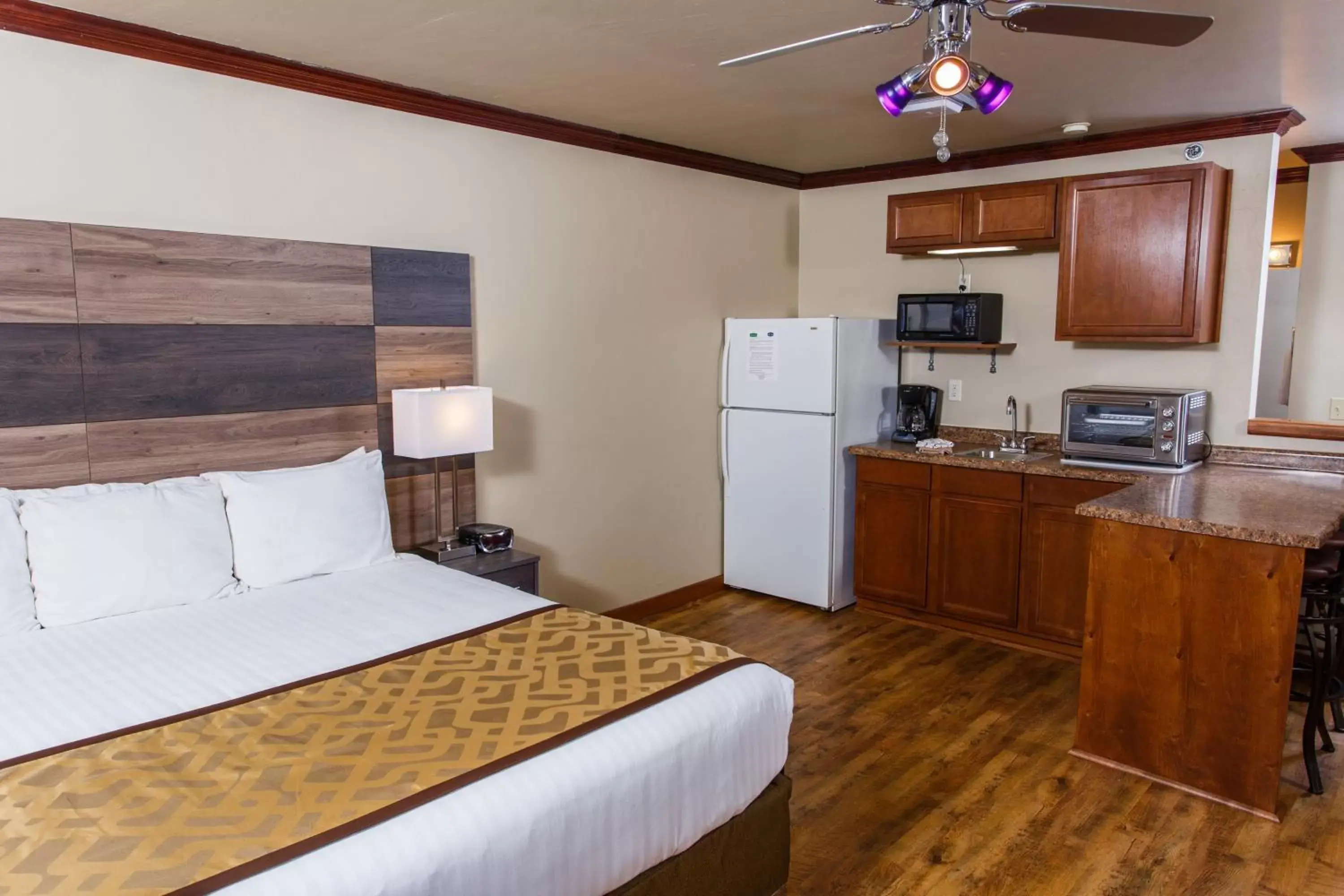 Deluxe King Studio in Hotel J Green Bay Deluxe King Studio in Hotel J Green Bay