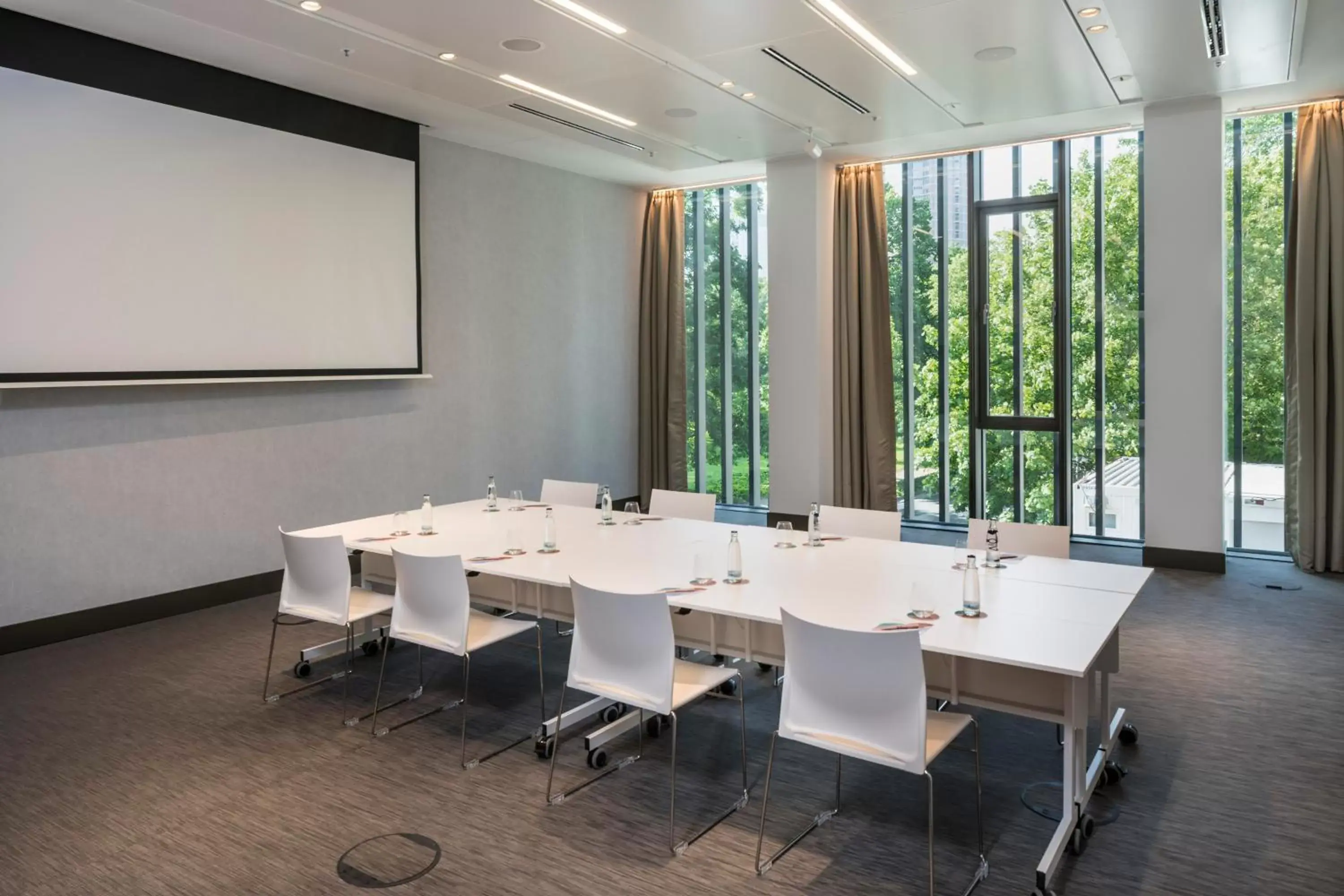 Meeting/conference room, Bathroom in Meliá Frankfurt City