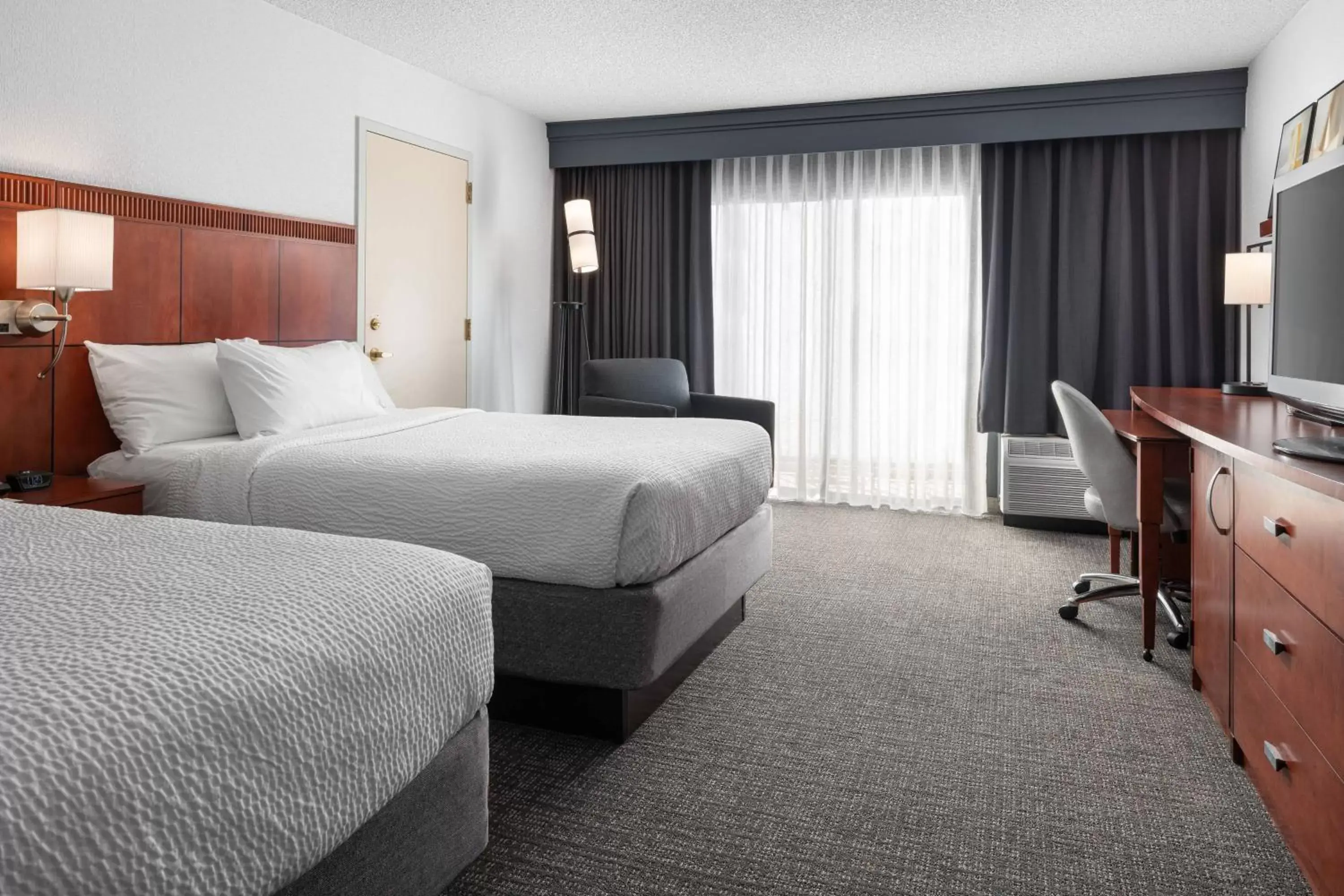 Photo of the whole room, Bed in Courtyard by Marriott Pleasanton