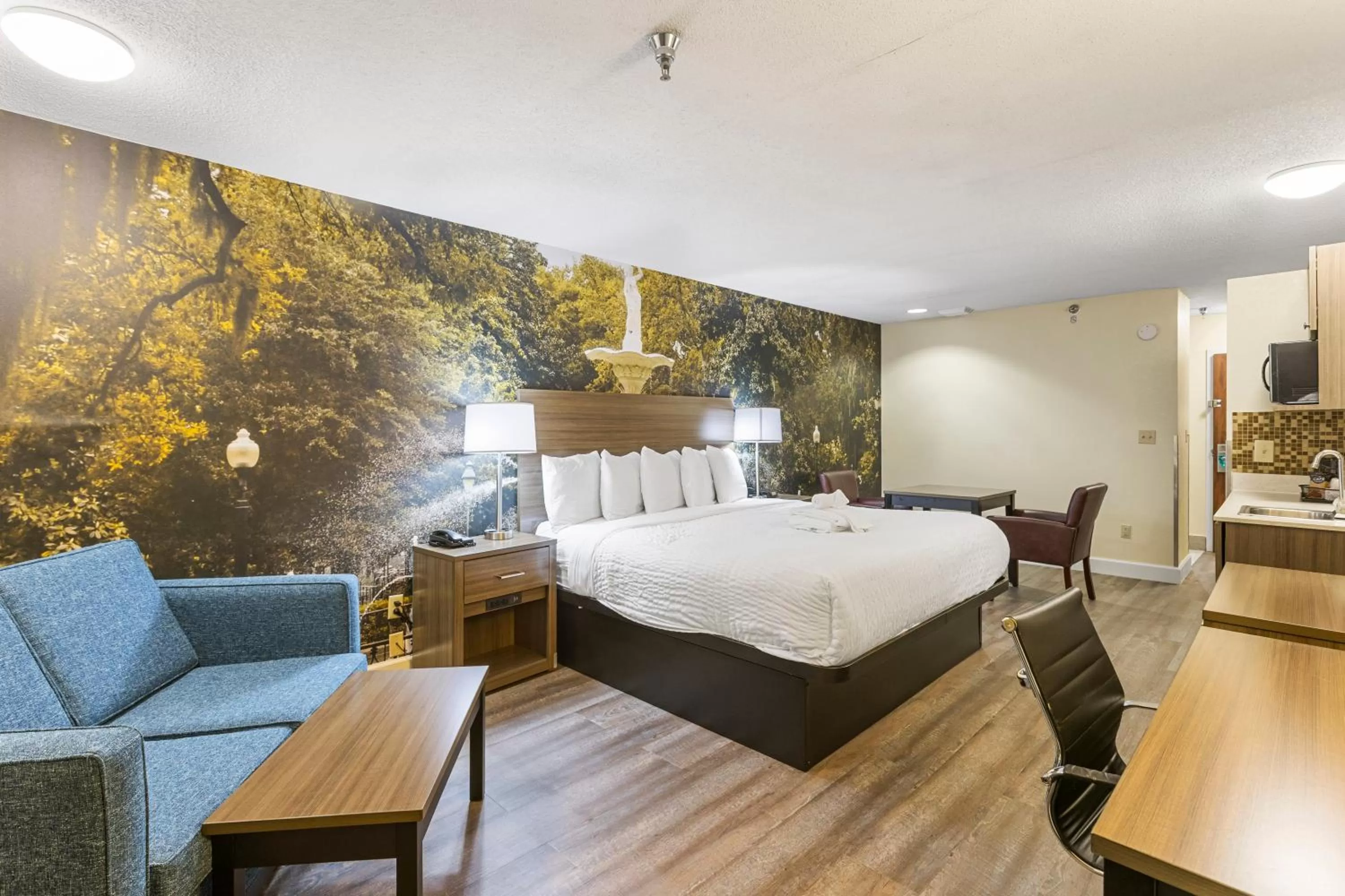 Photo of the whole room, Bed in Clarion Pointe Savannah Gateway I-95