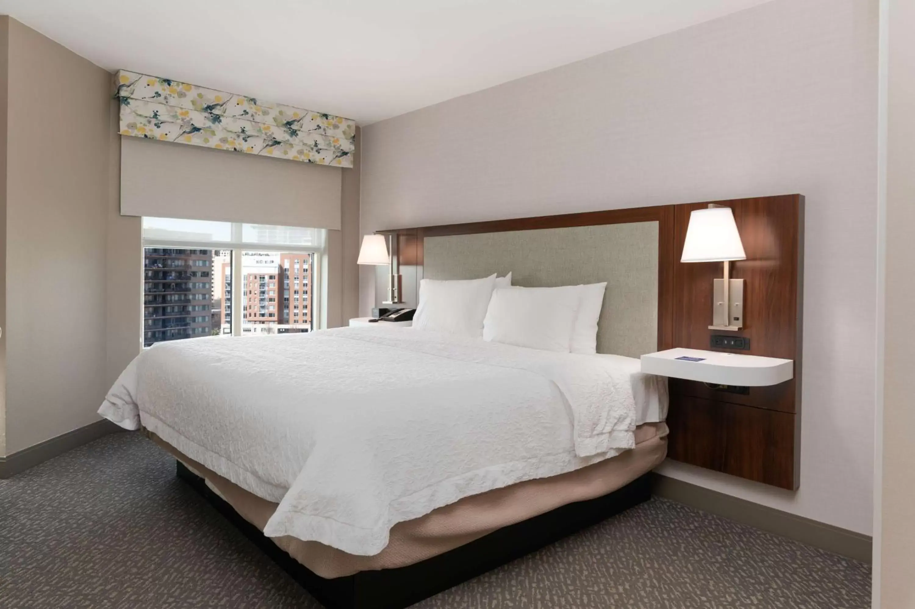 Bed in Hampton Inn & Suites Arlington Crystal City DCA