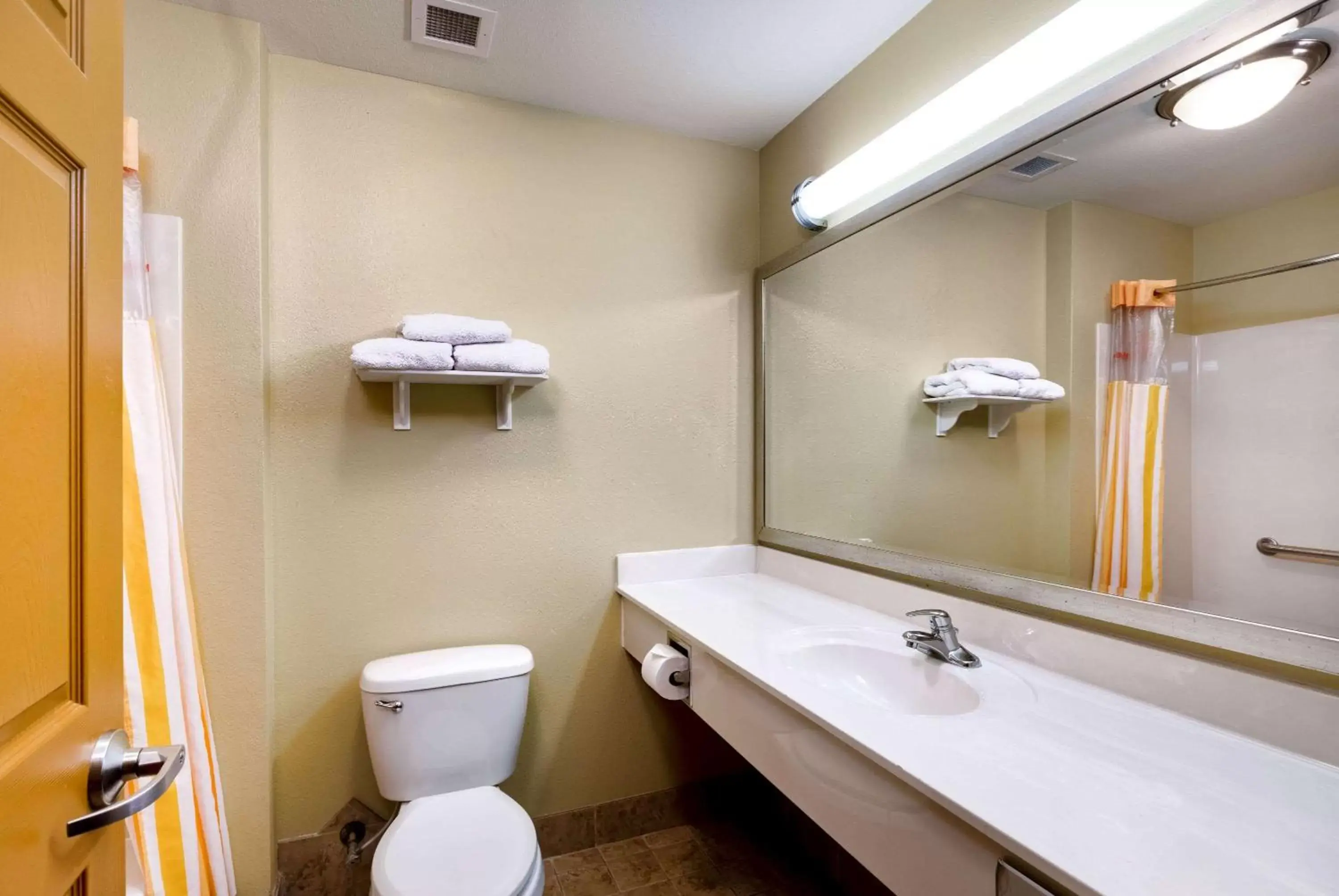 Bathroom in La Quinta by Wyndham Olathe