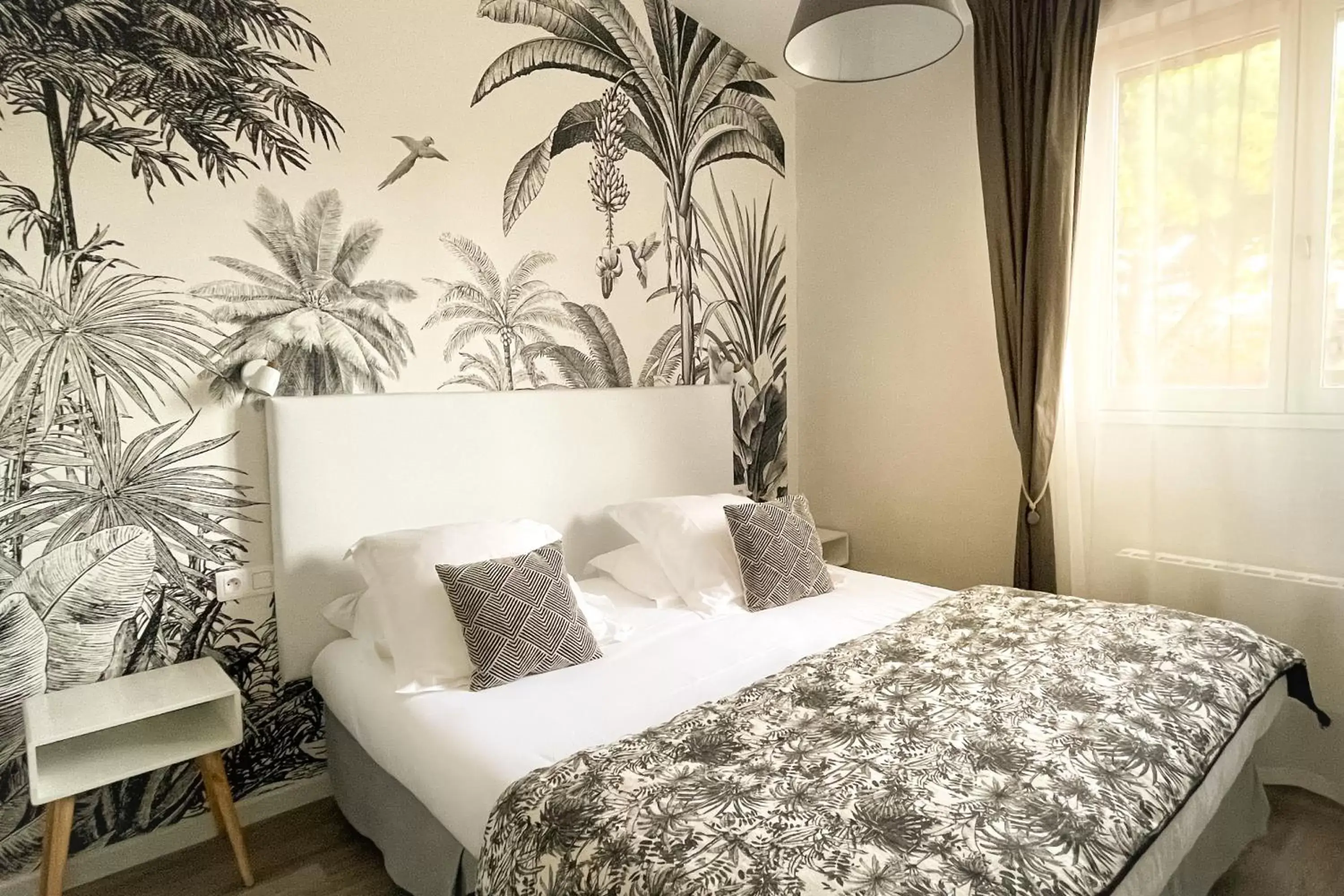 Bed in Hotel Le Magnan Bed in Hotel Le Magnan