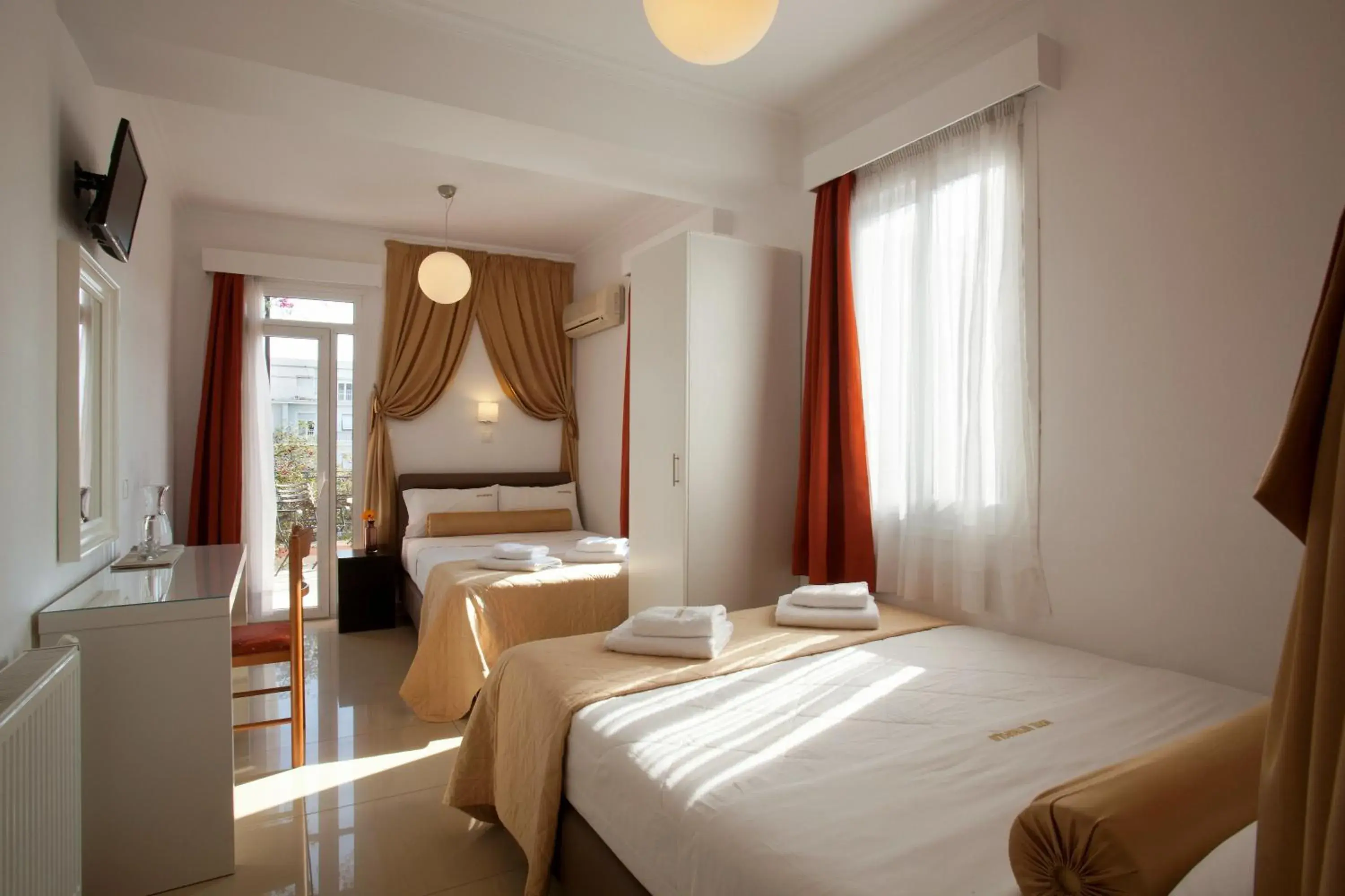 Photo of the whole room, Bed in Metropolis Hotel