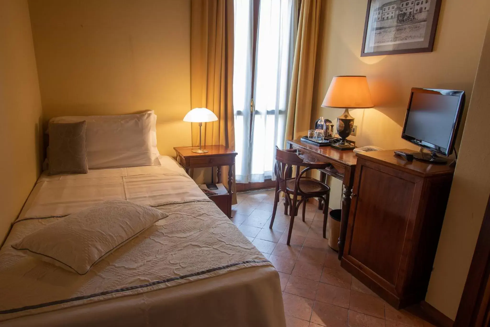 Photo of the whole room, Bed in Albergo Le Due Corti