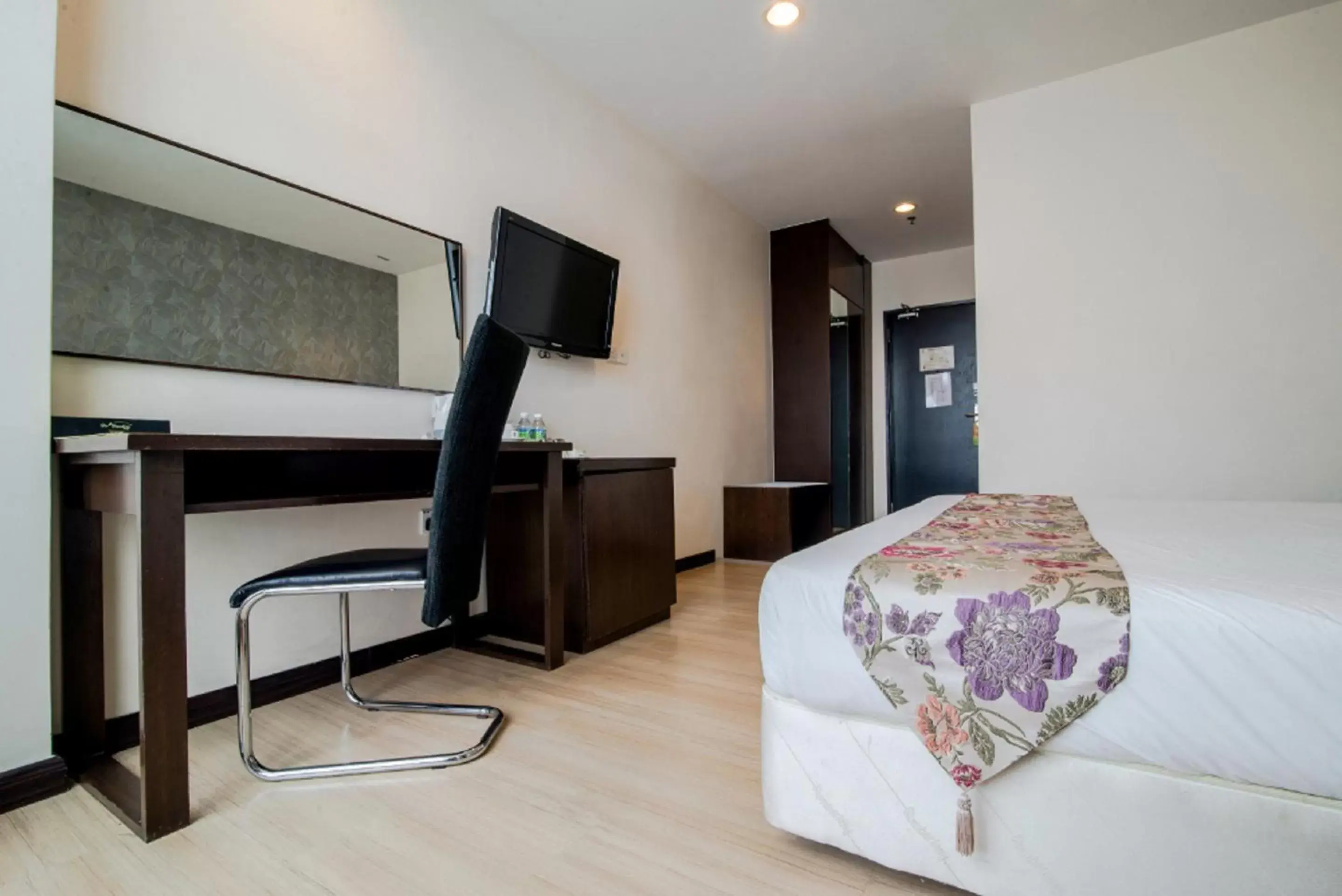 Bed, TV/Entertainment Center in De' Garden Hotel, Butterworth