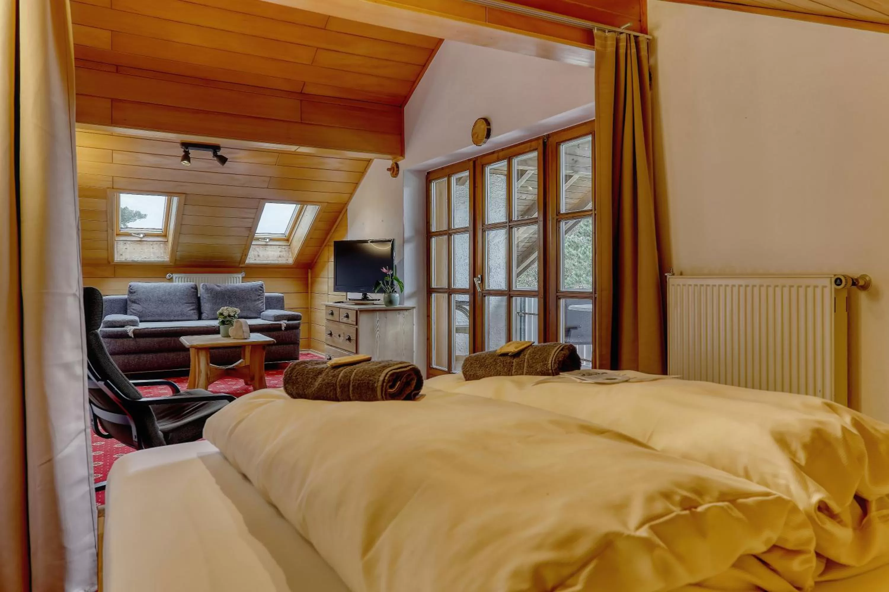 Living room, Bed in Hotel "Haus am Berg"