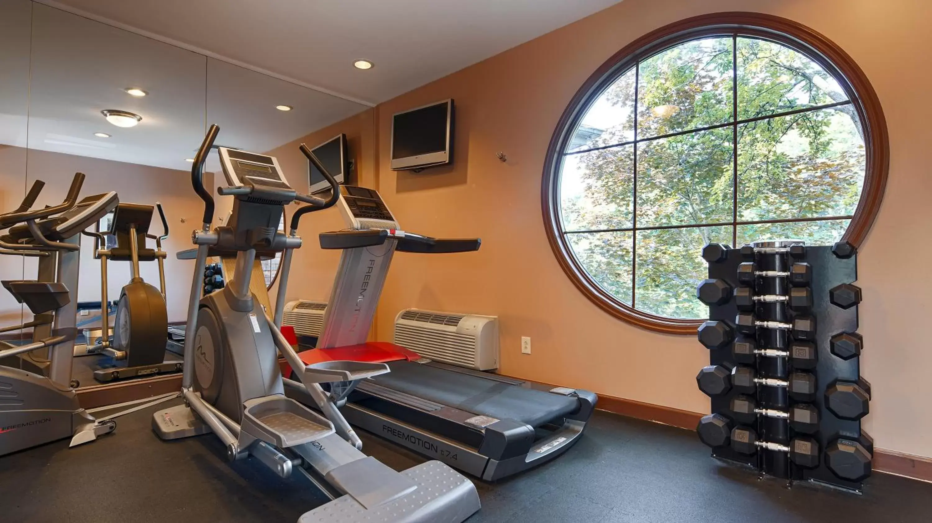 Fitness centre/facilities, Fitness Center/Facilities in Best Western Plus The Inn & Suites at the Falls