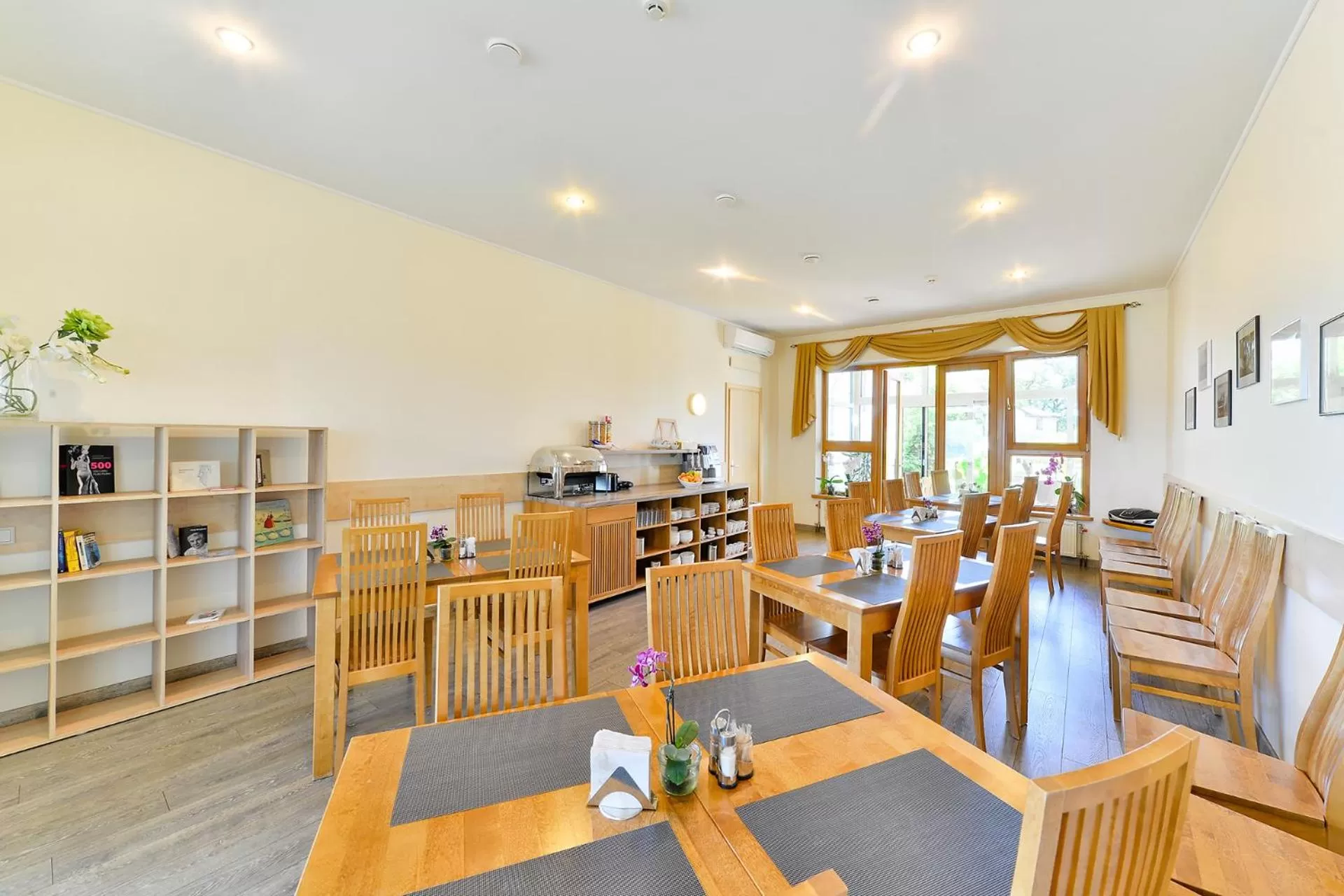 Restaurant/Places to Eat in Hotel Vantis Riverside