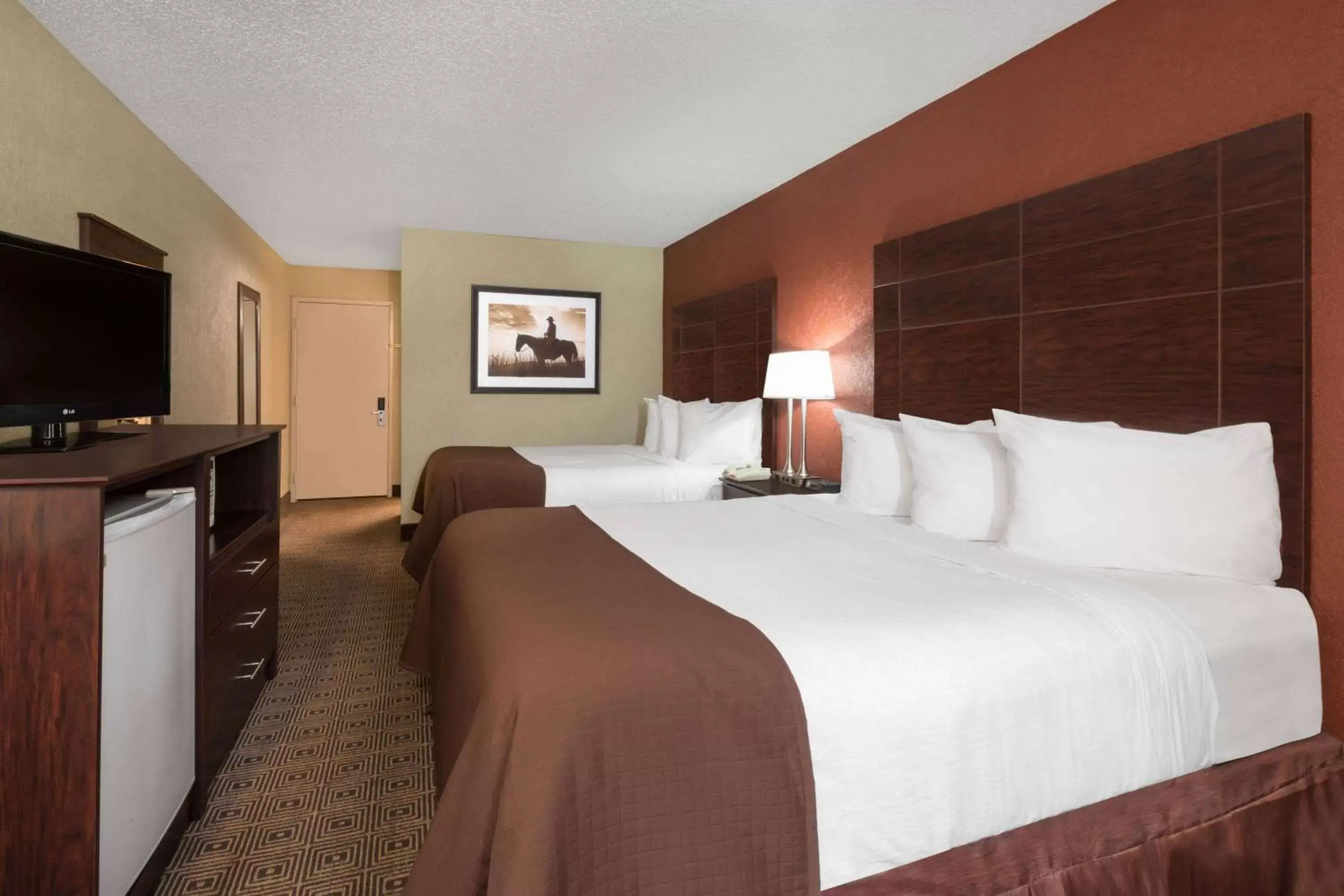 Photo of the whole room, Bed in Baymont by Wyndham Midland Airport