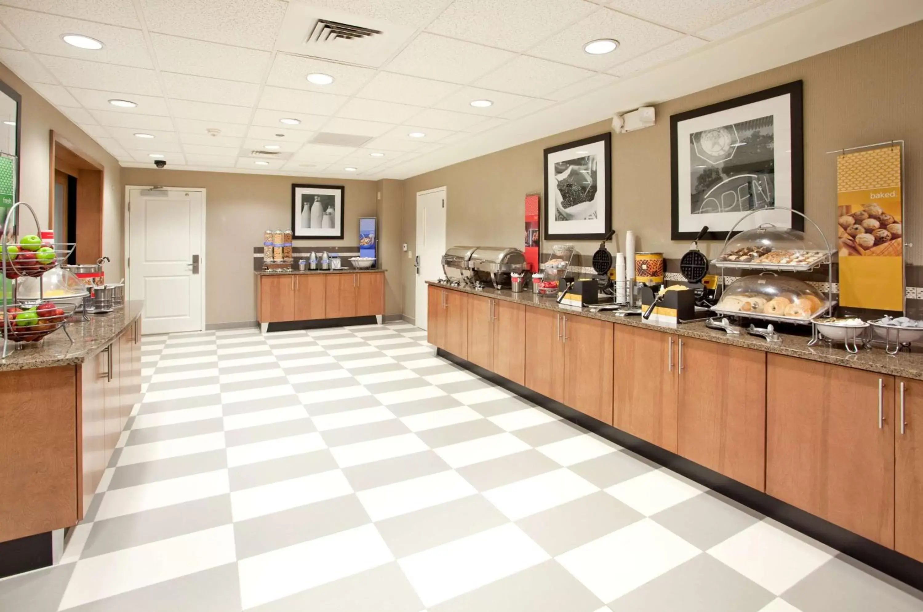 Dining area in Hampton Inn & Suites Phoenix Glendale-Westgate