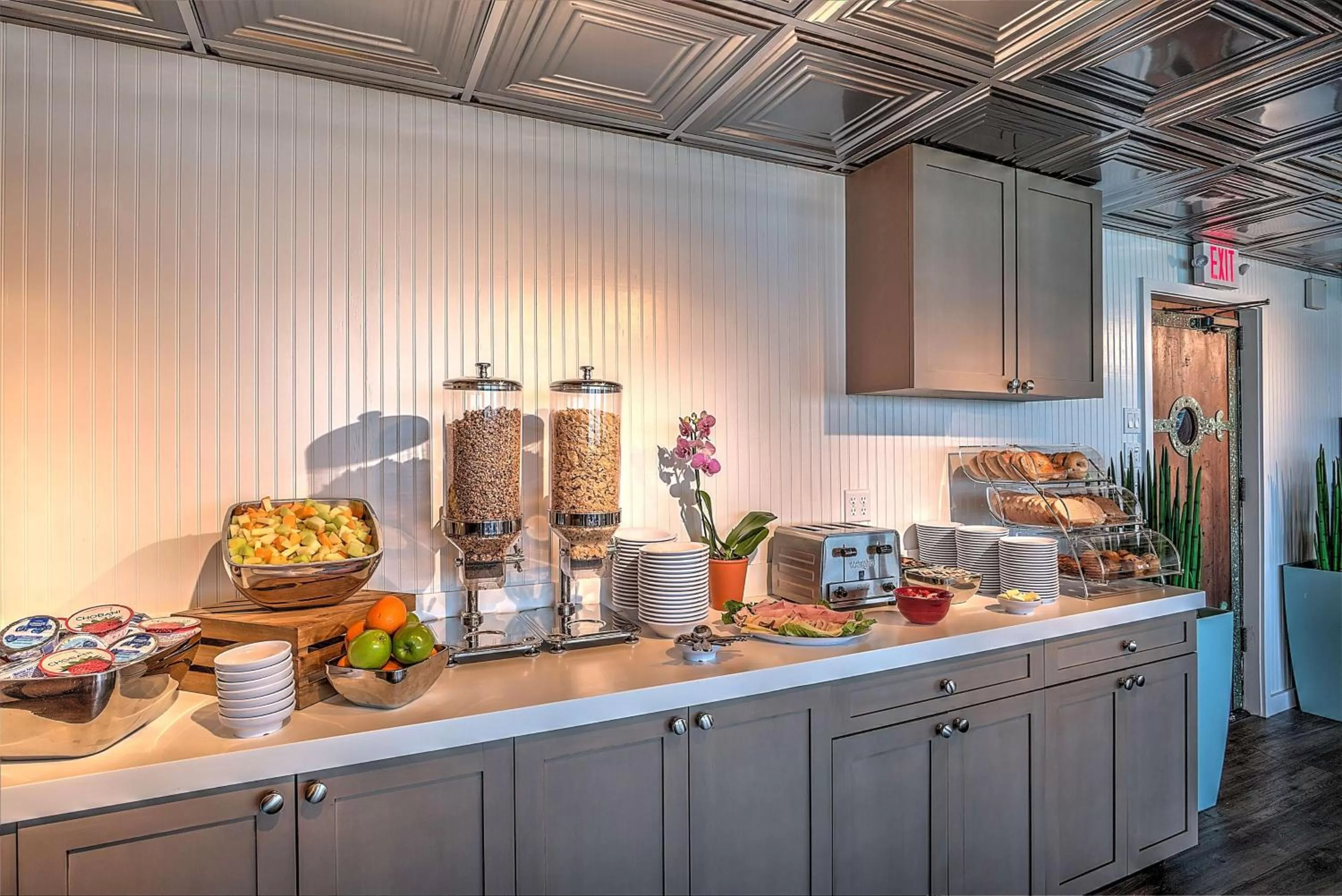 Restaurant/places to eat, Kitchen/Kitchenette in Best Western On The Bay Inn & Marina