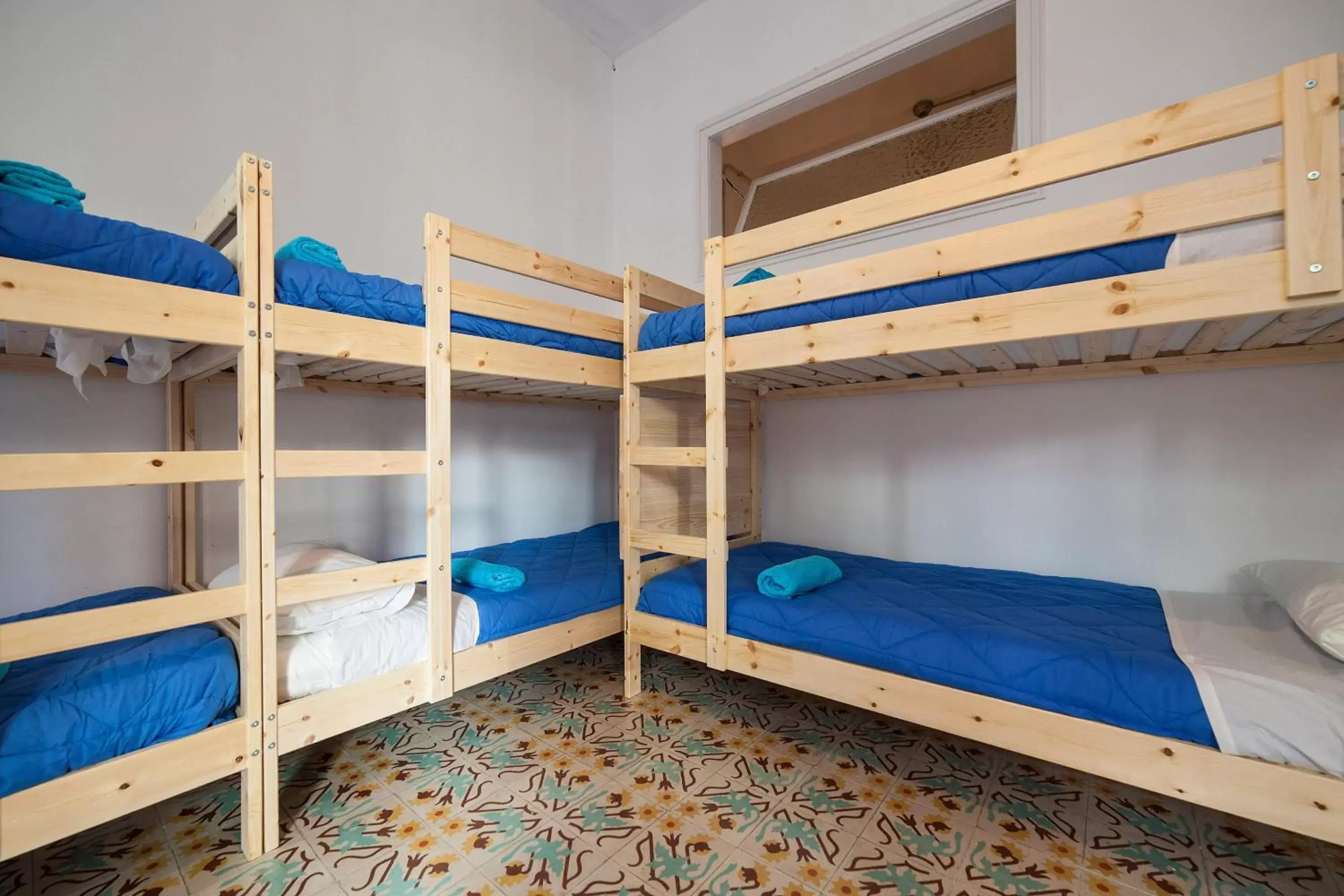 Property building, Bunk Bed in Bed in Girona