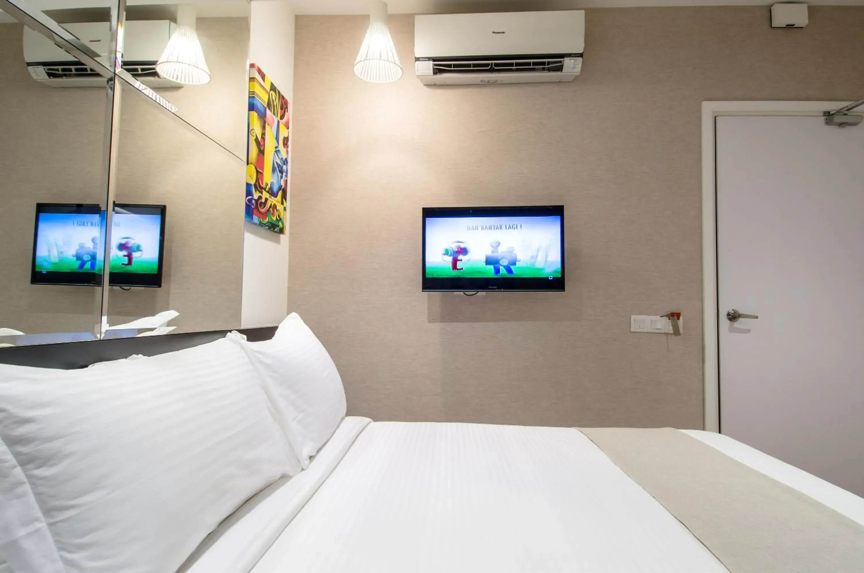 Bed, TV/Entertainment Center in 12FLY Hotel Kuala Lumpur