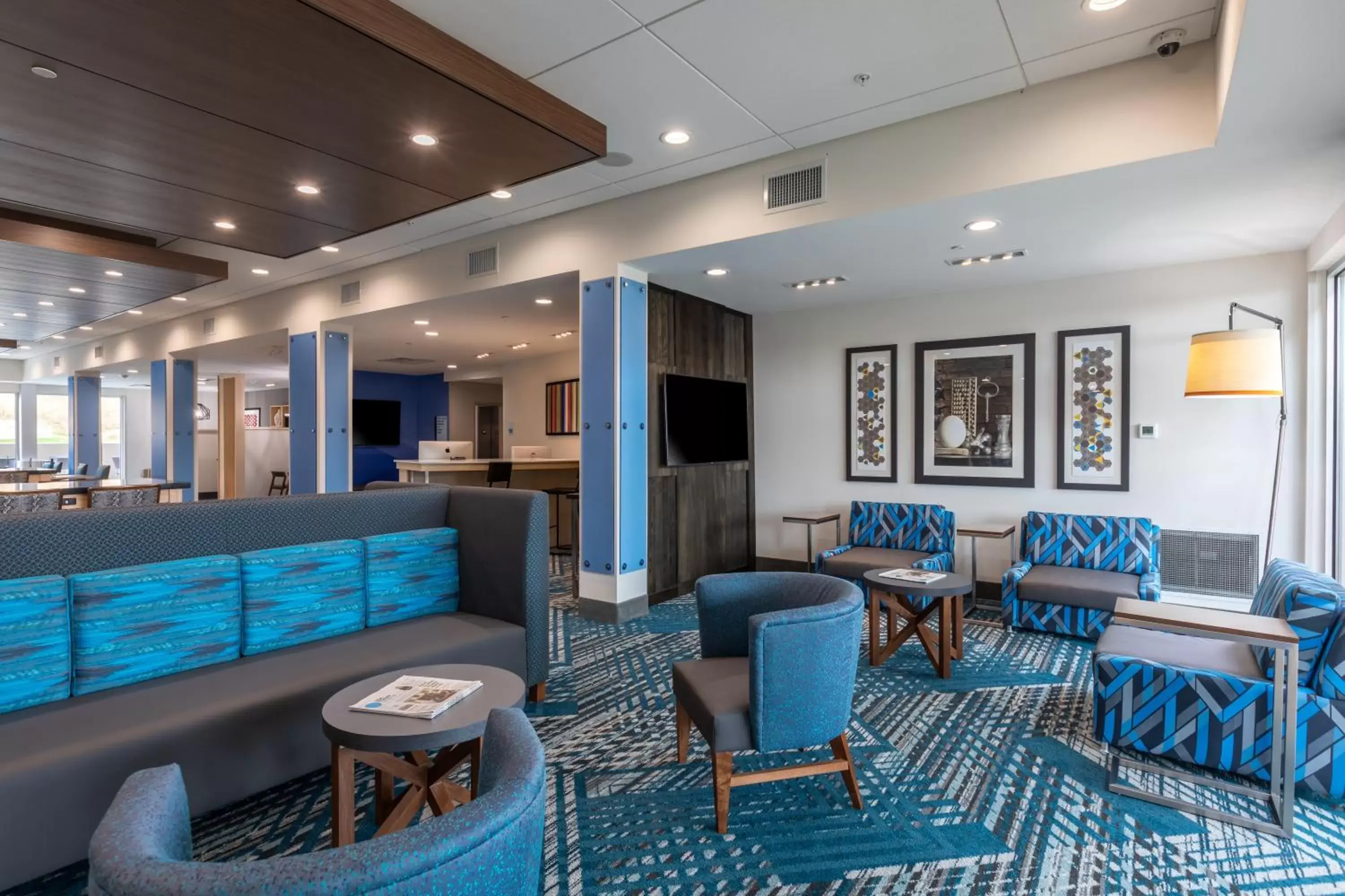 Property building, Lounge/Bar in Holiday Inn Express & Suites Gainesville - Lake Lanier Area, an IHG Hotel