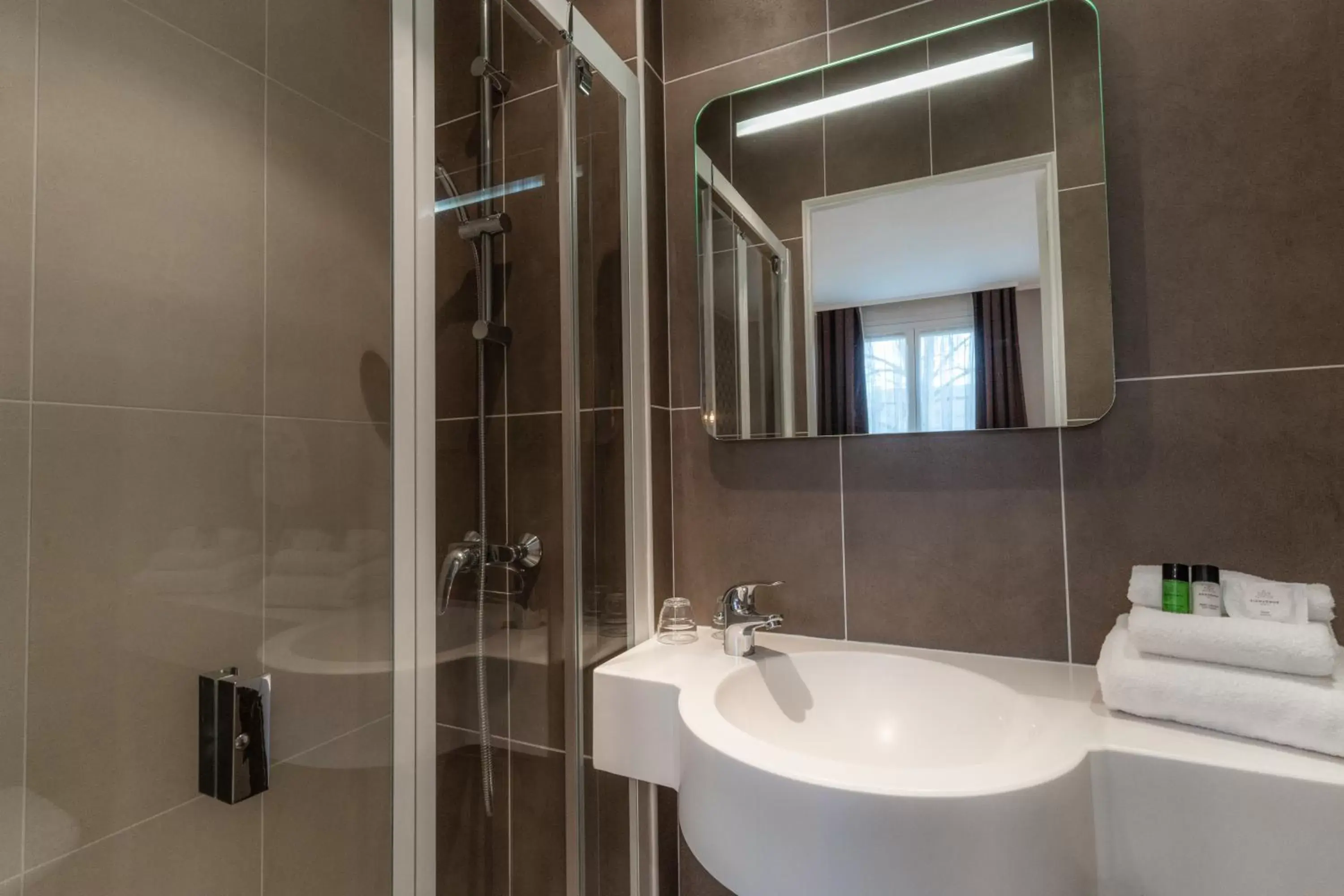 Bathroom in L'Hotel De L'Esperance