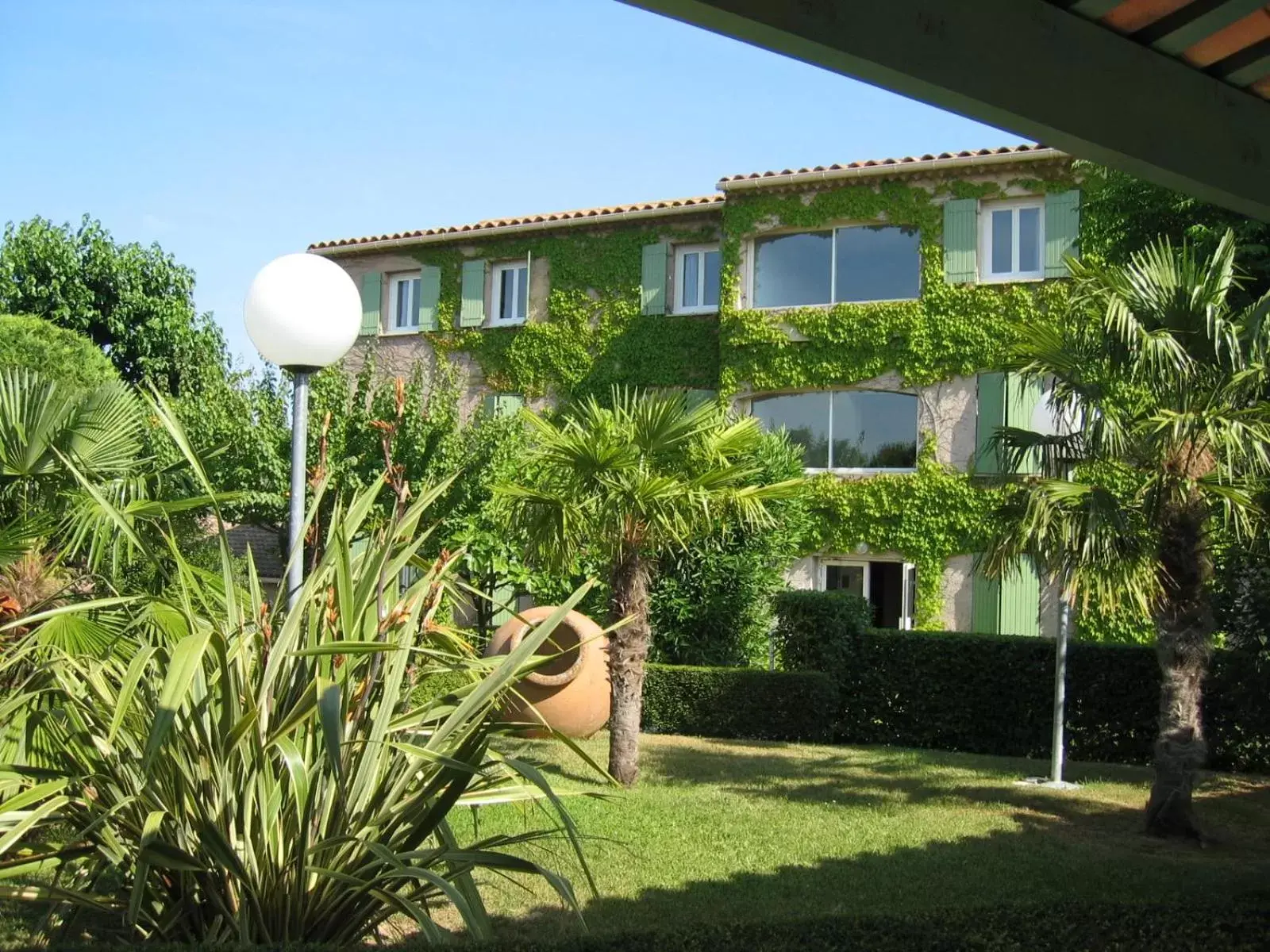 Garden, Property Building in Logis Hotel Restaurant Uzès Pont du Gard