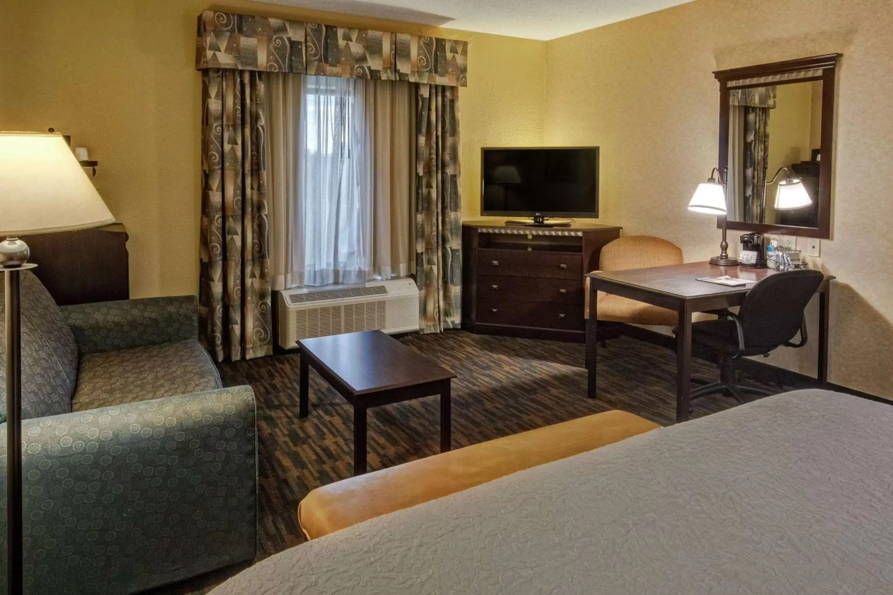 Bedroom, TV/Entertainment Center in Hampton Inn Roanoke Rapids