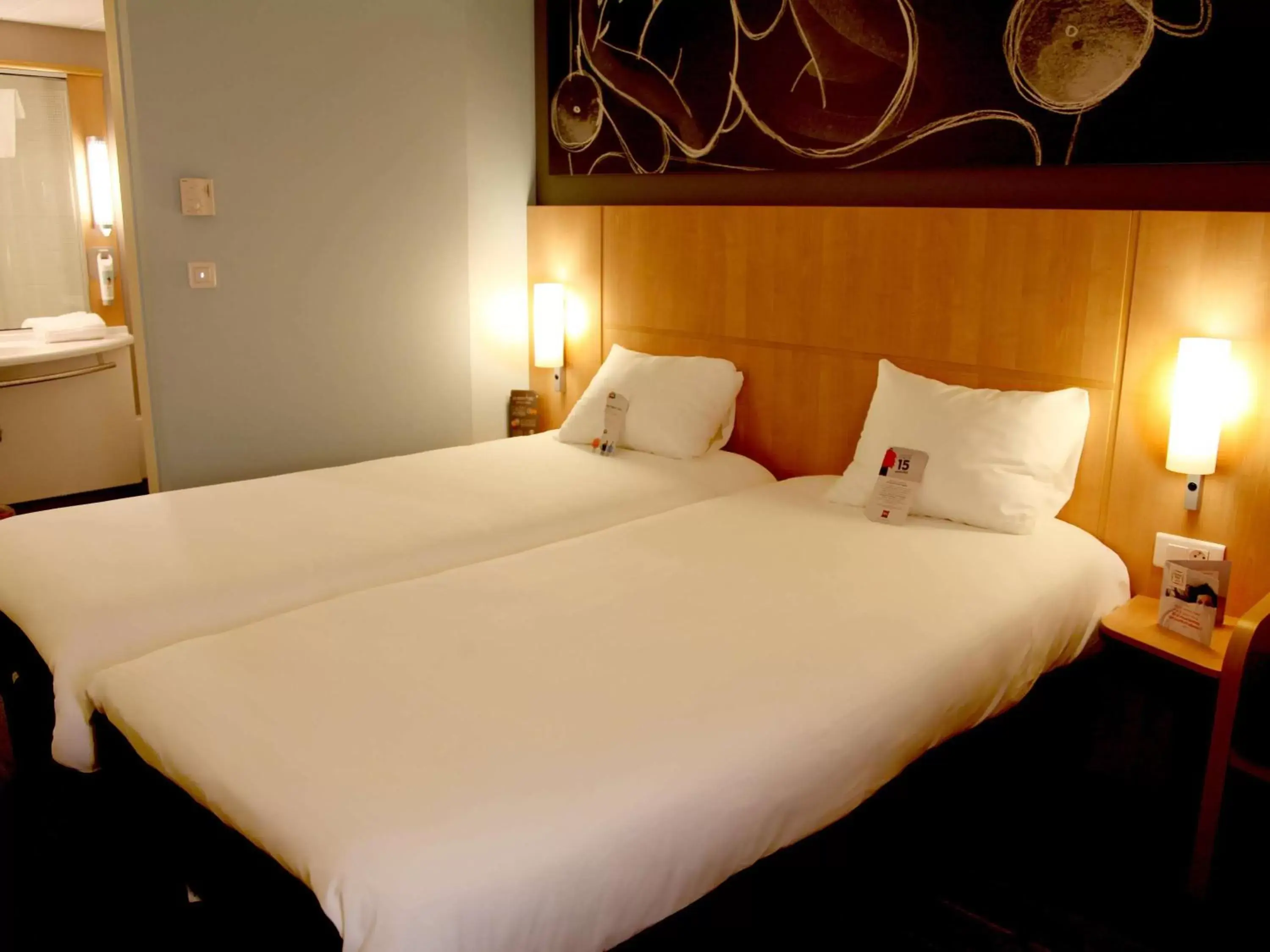 Photo of the whole room, Bed in ibis Les Herbiers