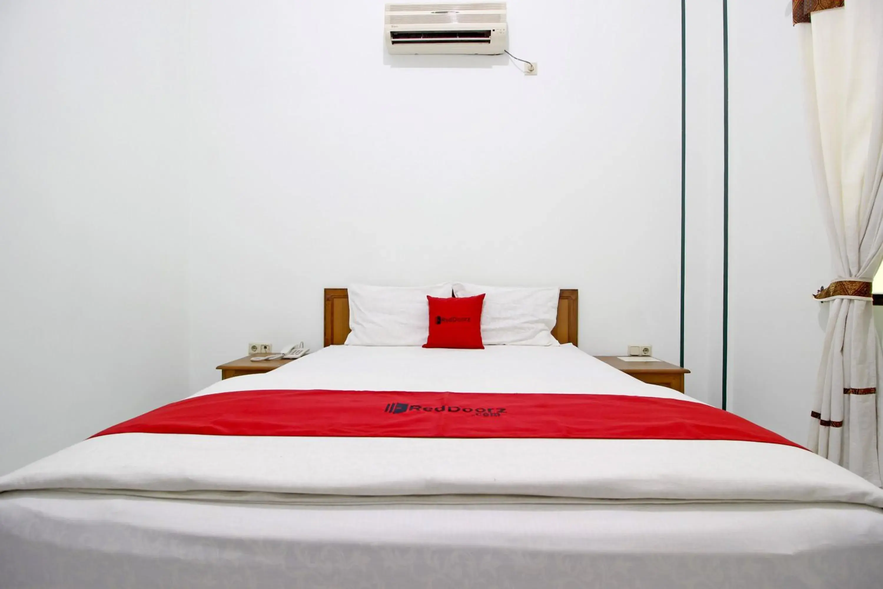 Bedroom, Bed in RedDoorz near XT Square Yogyakarta