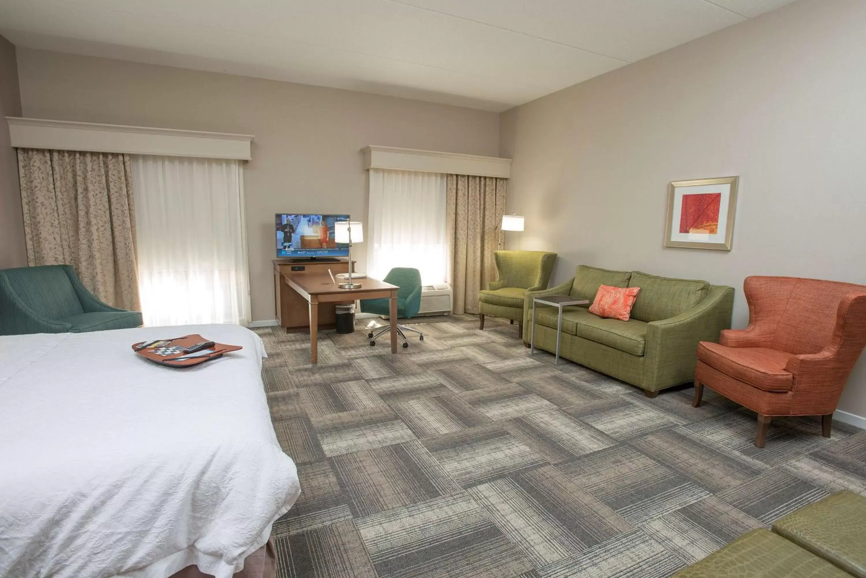 Bedroom, Seating Area in Hampton Inn & Suites Cincinnati-Union Centre