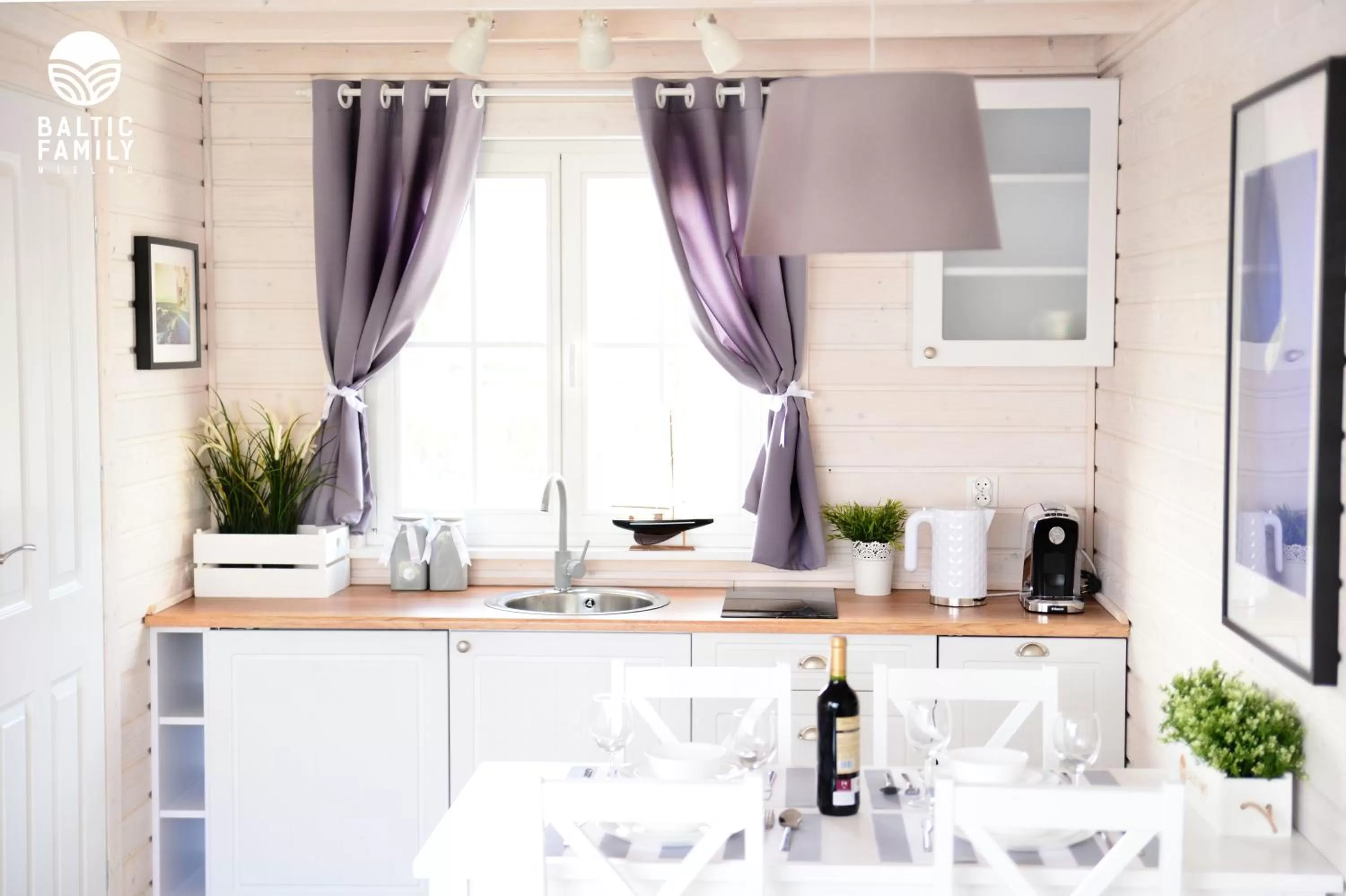 Kitchen or kitchenette, Bathroom in Baltic Family - domki całoroczne nad morzem basen kidsclub rowery