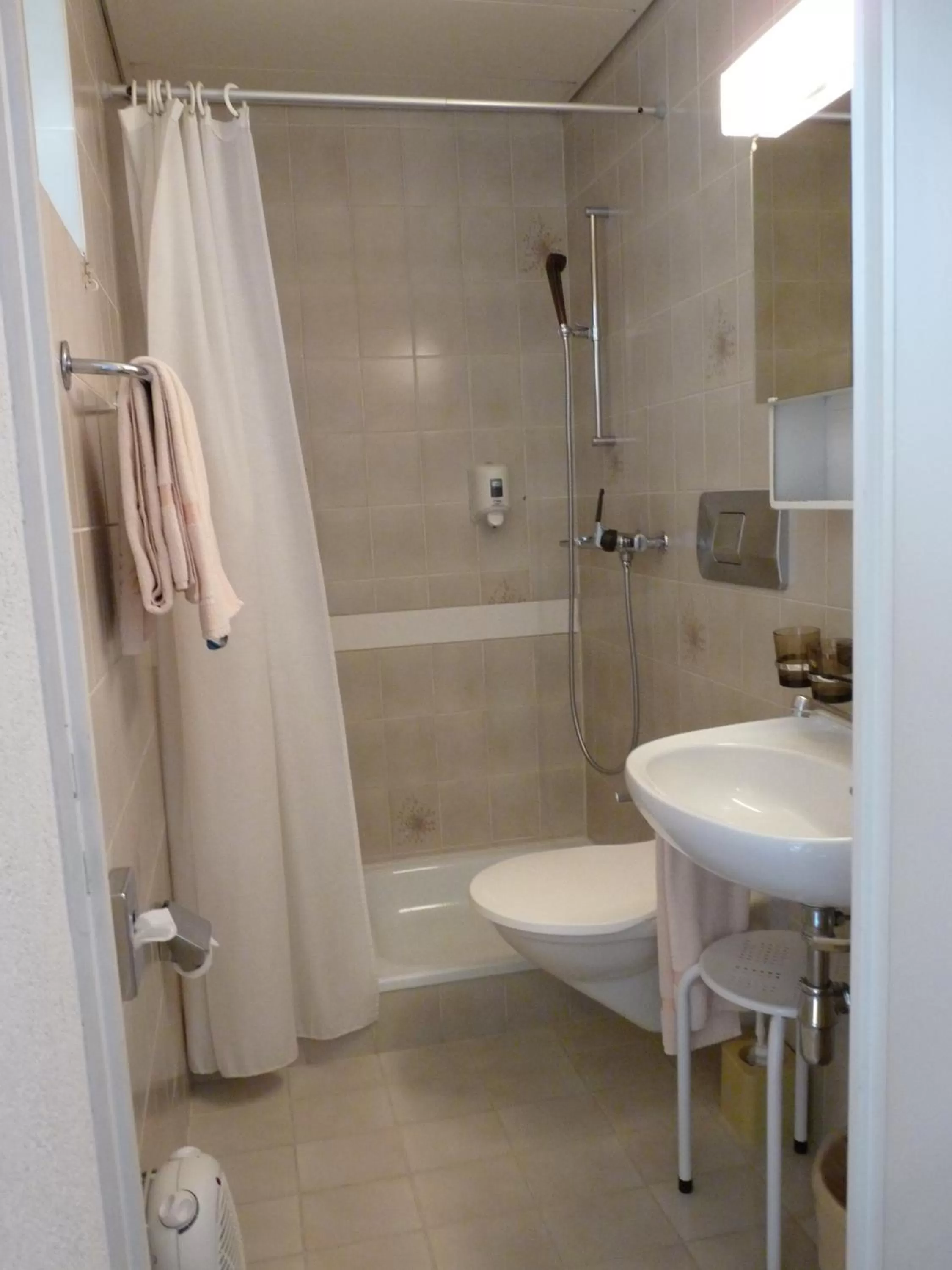 Shower in Osteria Ticino by Ketty & Tommy