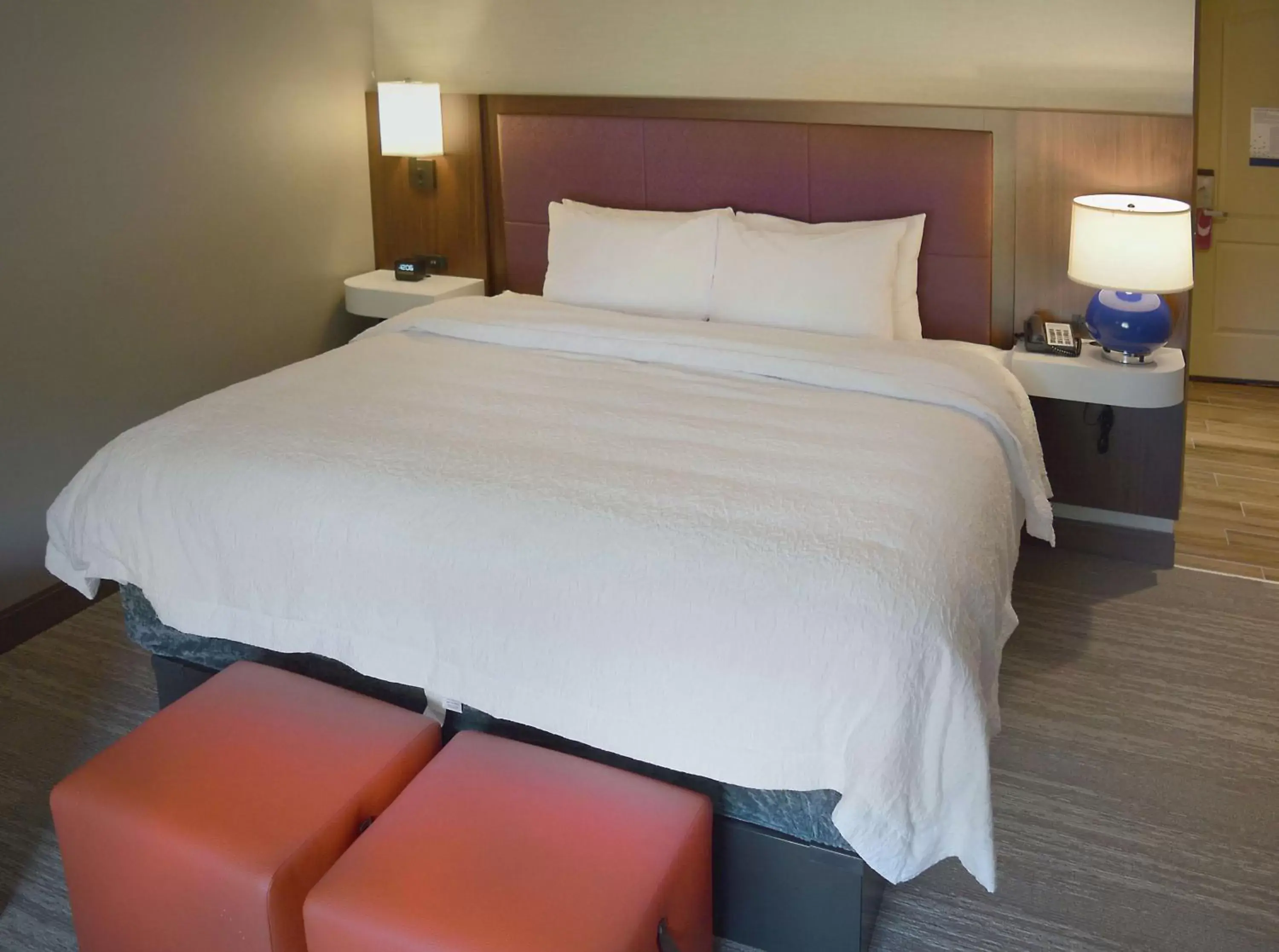 Bed in Hampton Inn & Suites Philadelphia/Media