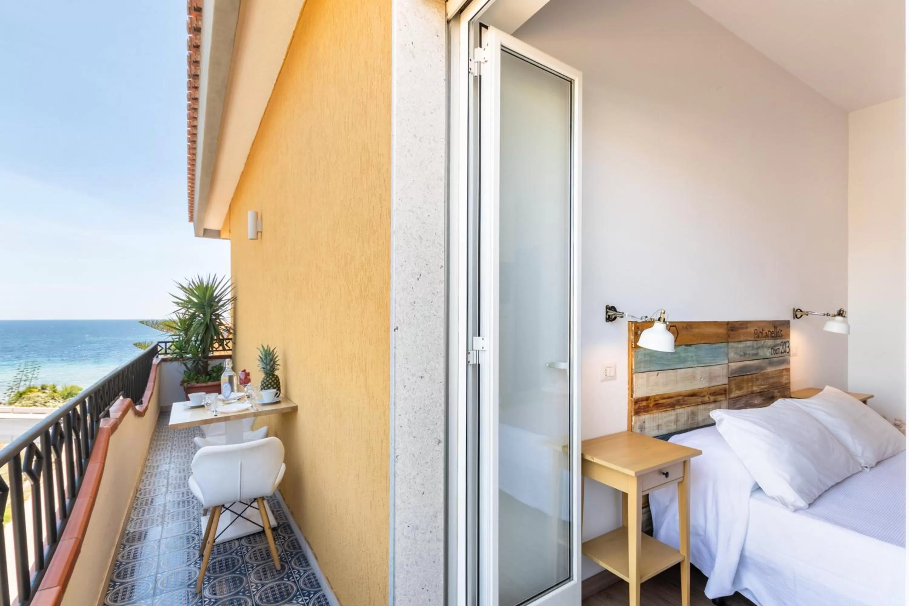 Balcony/Terrace, Bed in Pantanello Rooms Avola