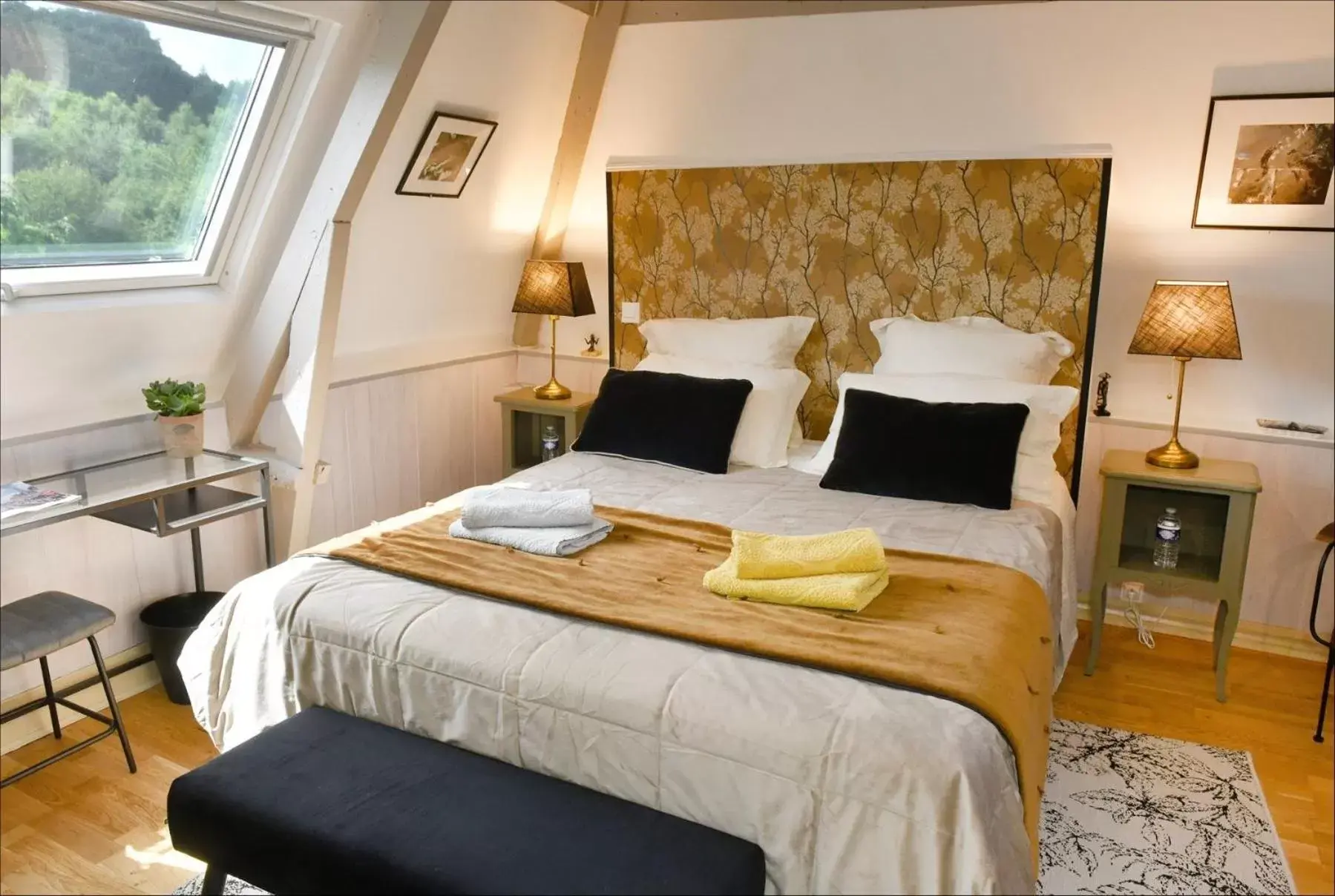 Bedroom, Bed in Honfleur, Entre Terre & Estuaire