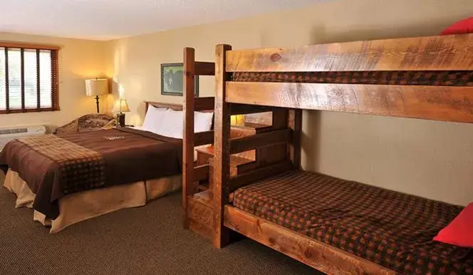 Bunk Bed in Boarders Inn & Suites by Cobblestone Hotels in Waukon