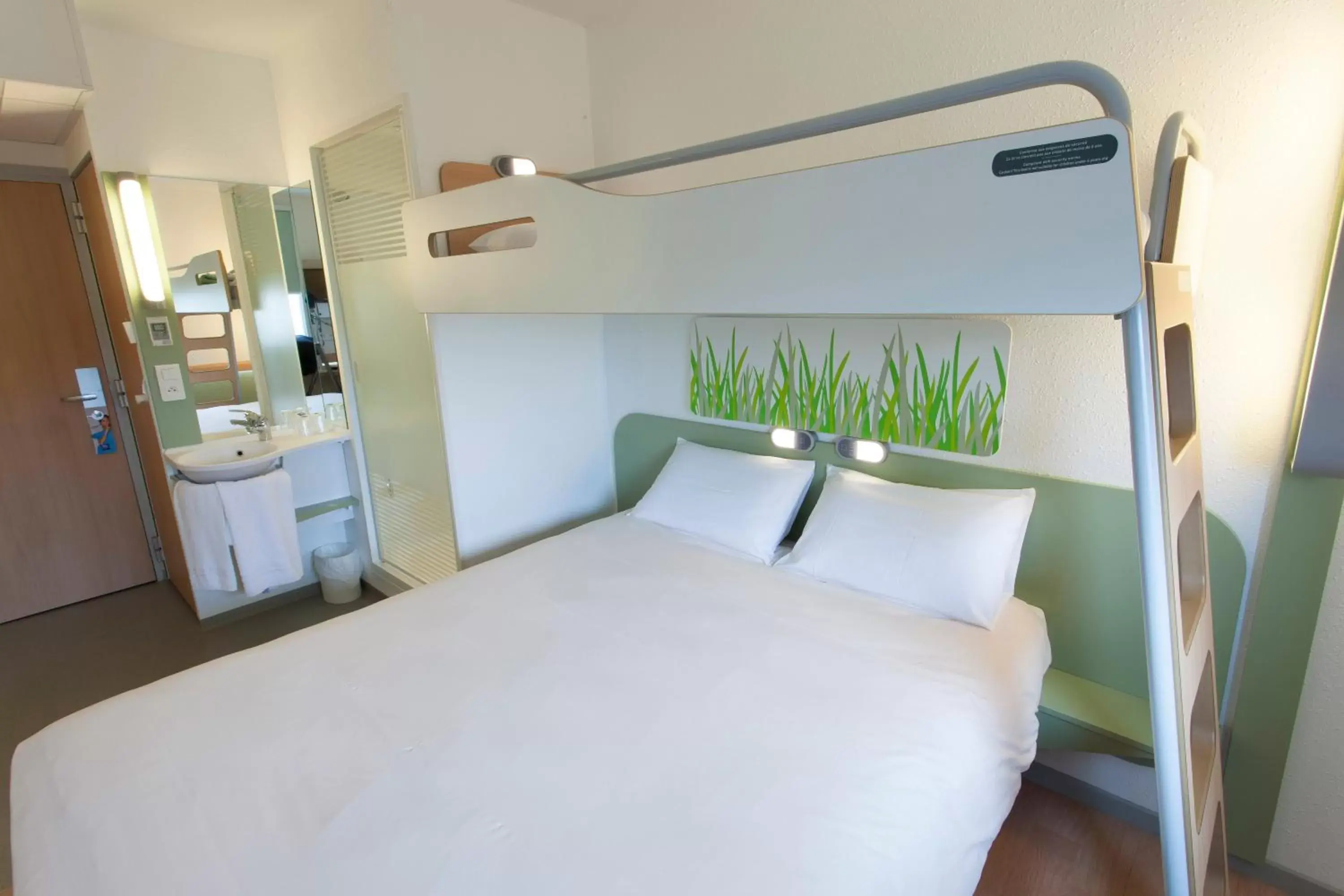 Bed in ibis budget Cherbourg - La Glacerie