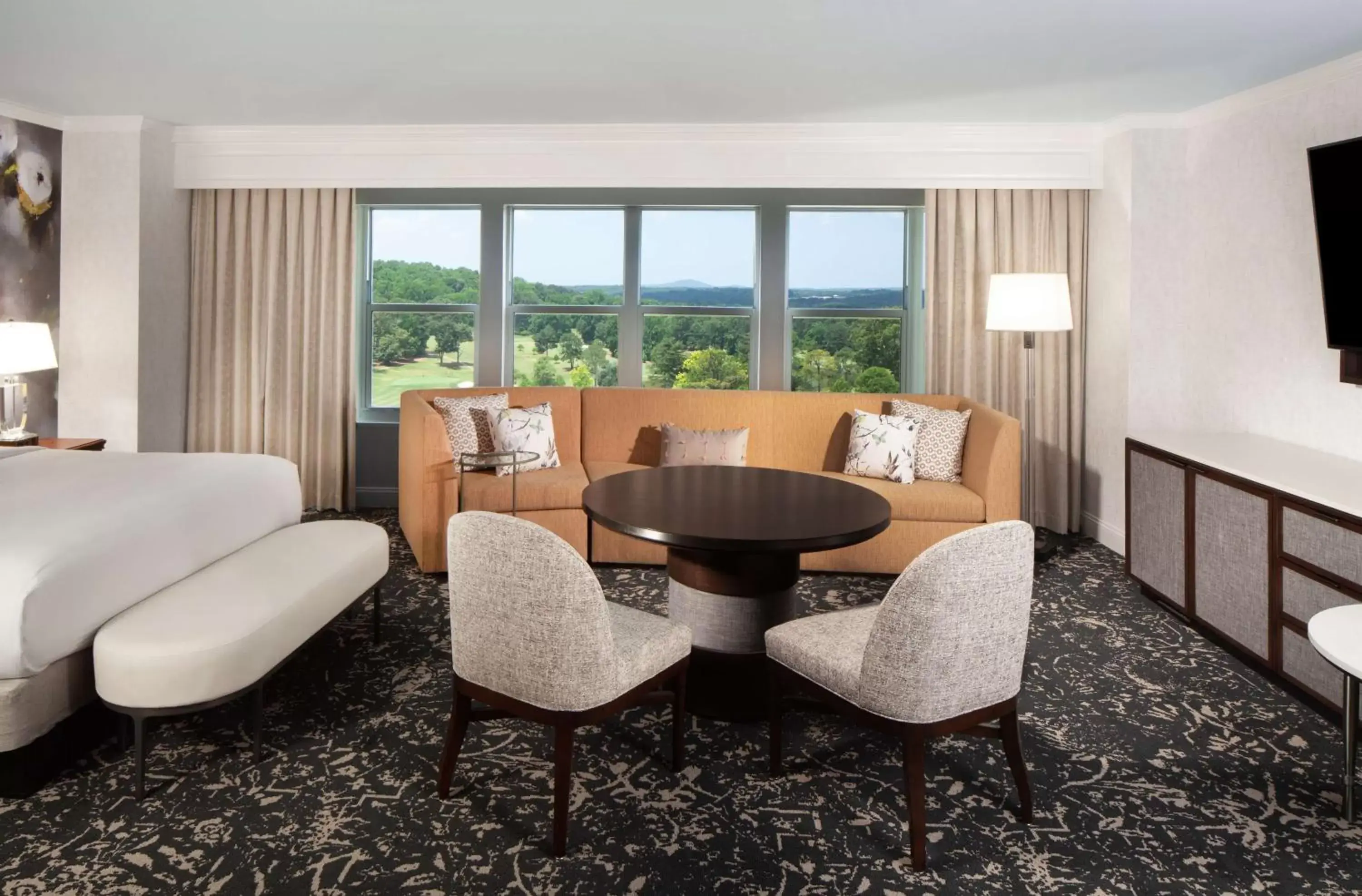 Living room, Seating Area in Hilton Atlanta/Marietta Hotel & Conference Center