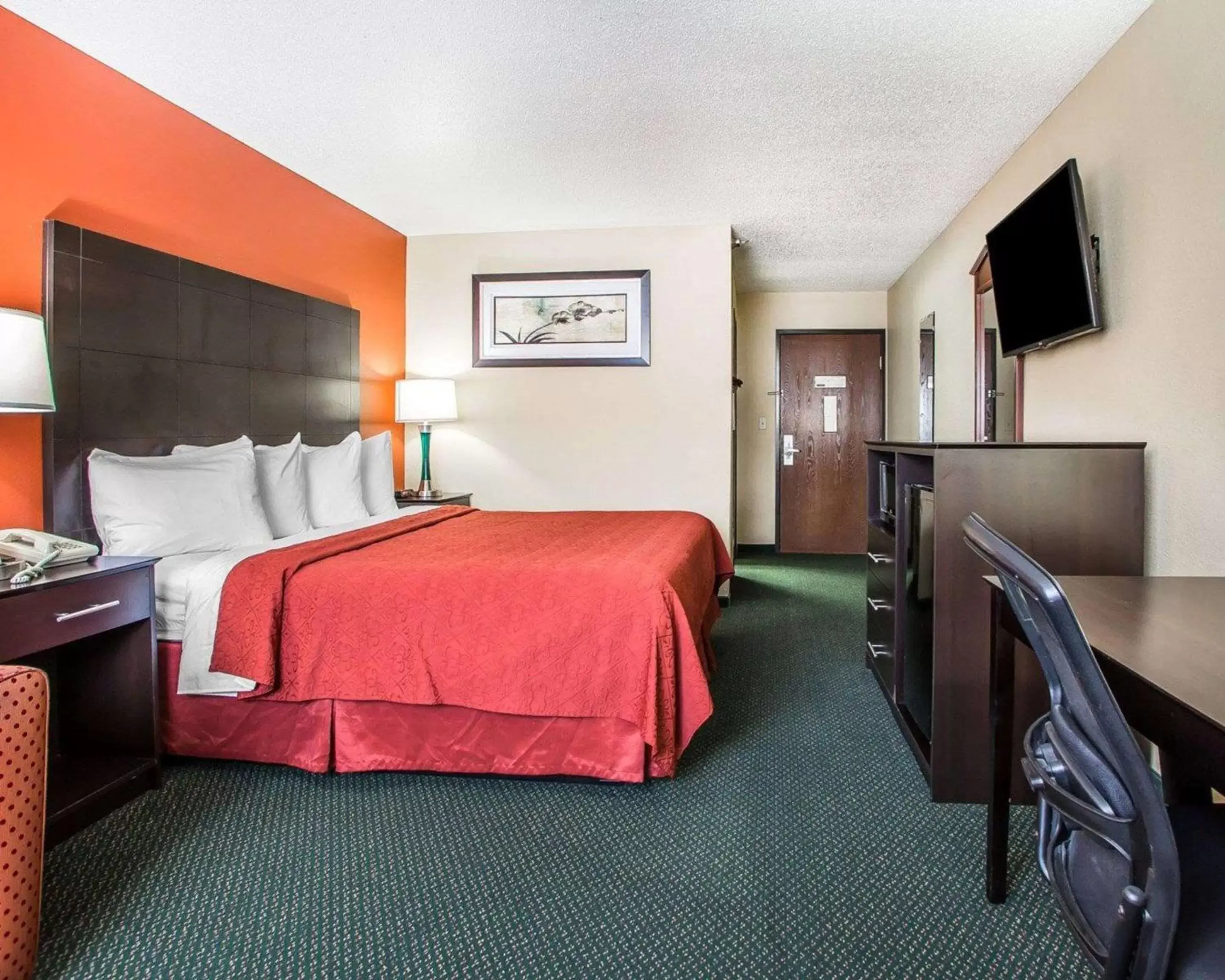 Photo of the whole room, Bed in Quality Inn Morton at I-74
