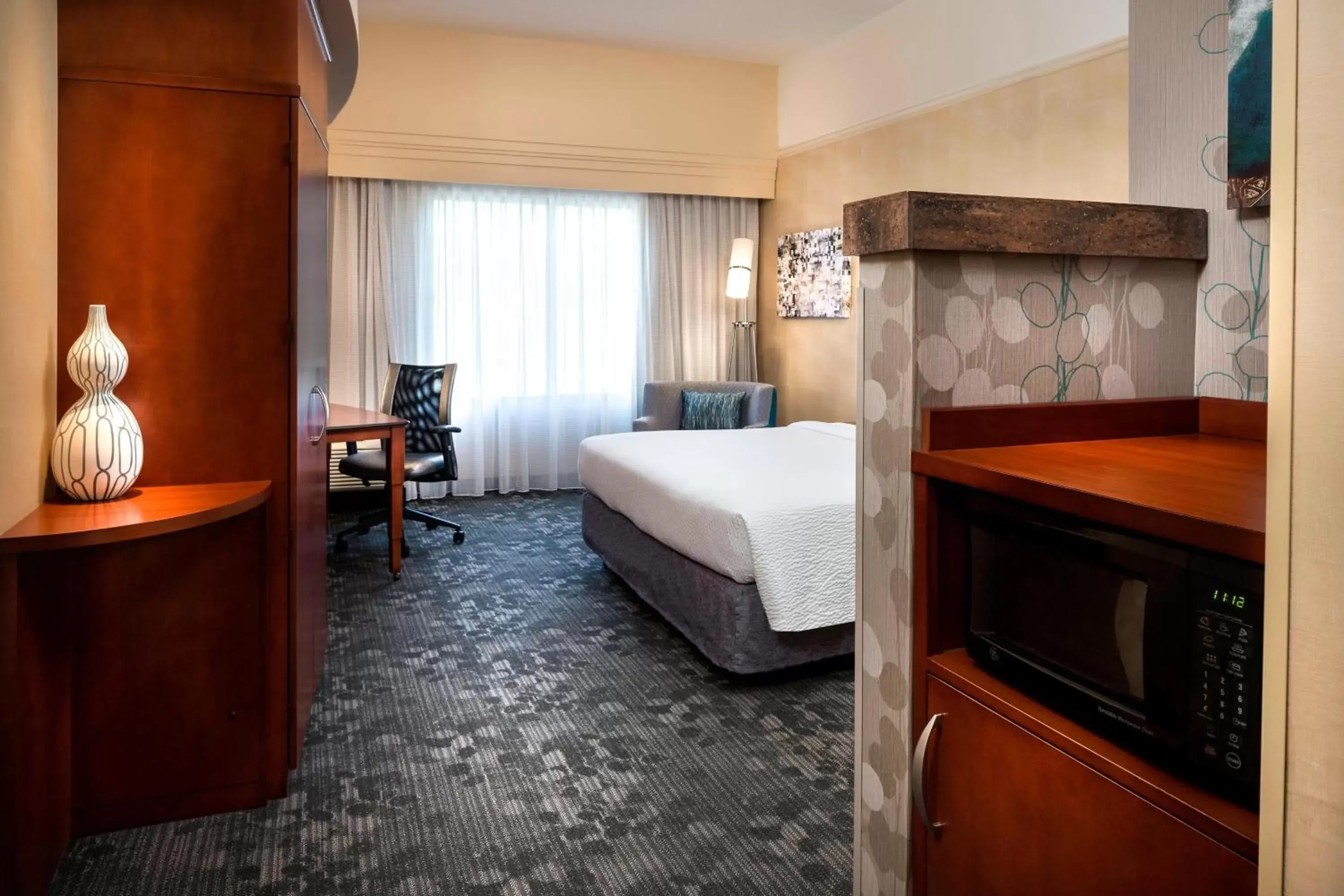 King Room with Sofa Bed - Hearing Accessible in Courtyard by Marriott Kansas City Shawnee