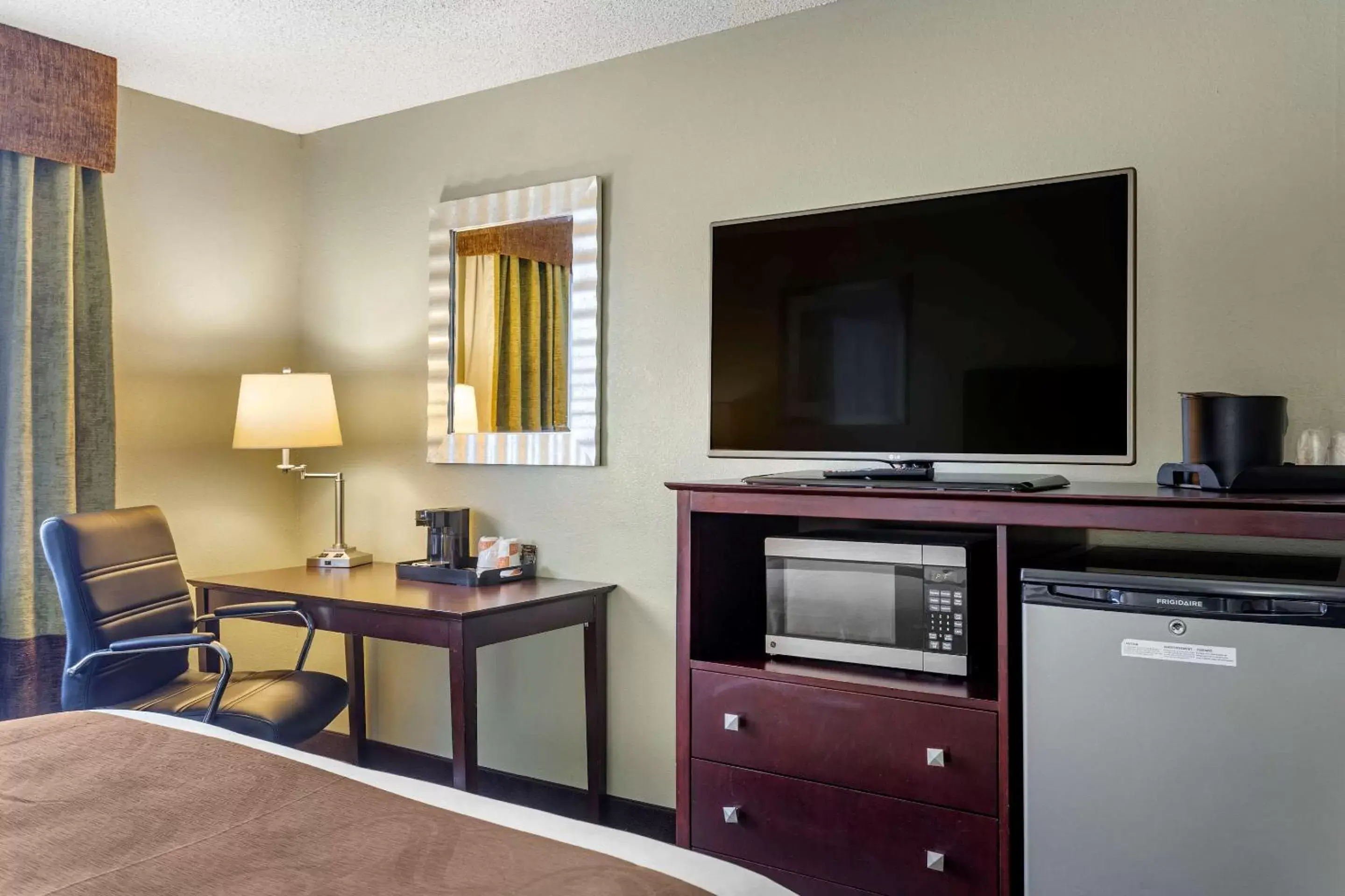 Photo of the whole room, TV/Entertainment Center in Quality Inn St. Robert - Ft. Leonard Wood