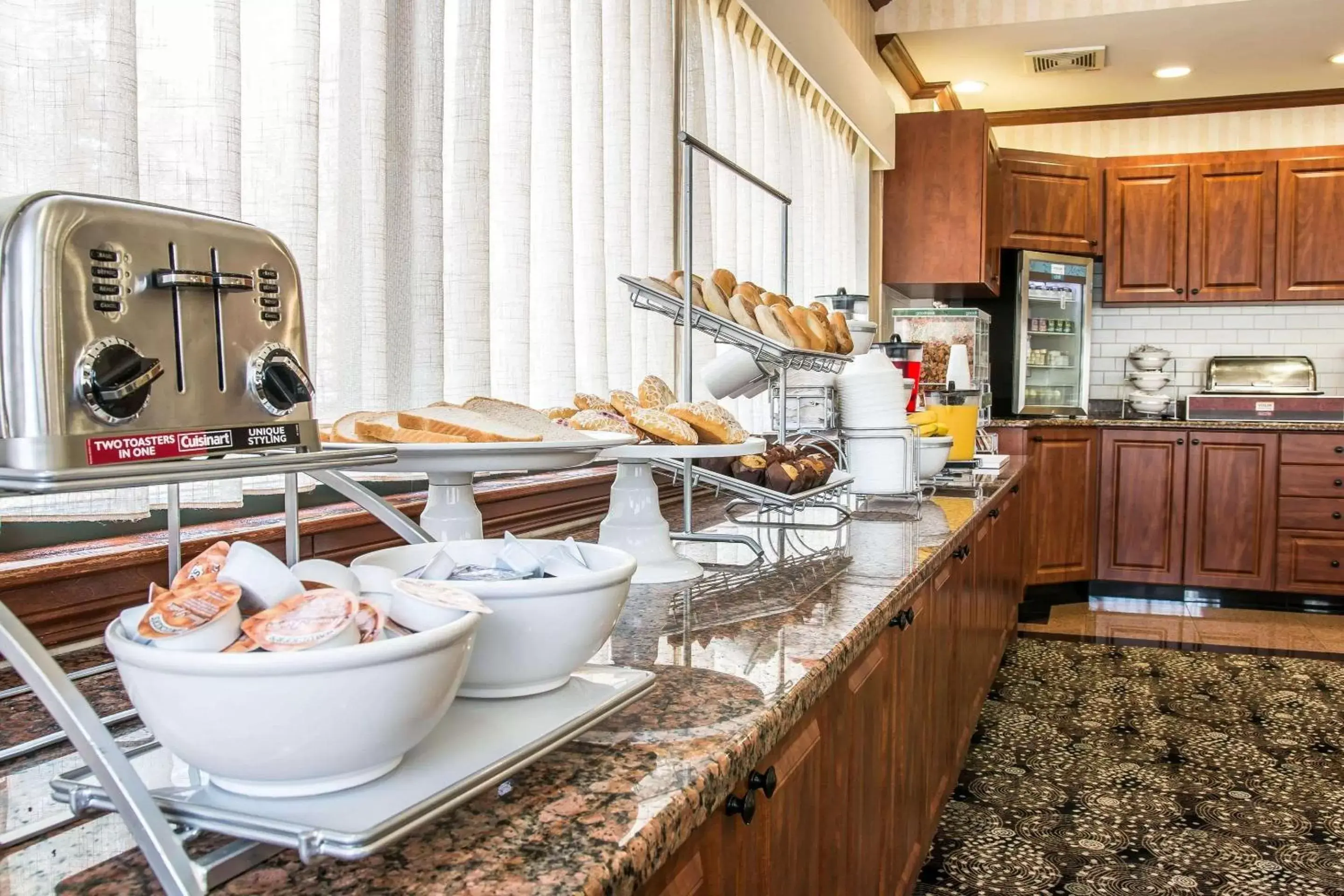 Restaurant/places to eat, Kitchen/Kitchenette in Comfort Suites Canton