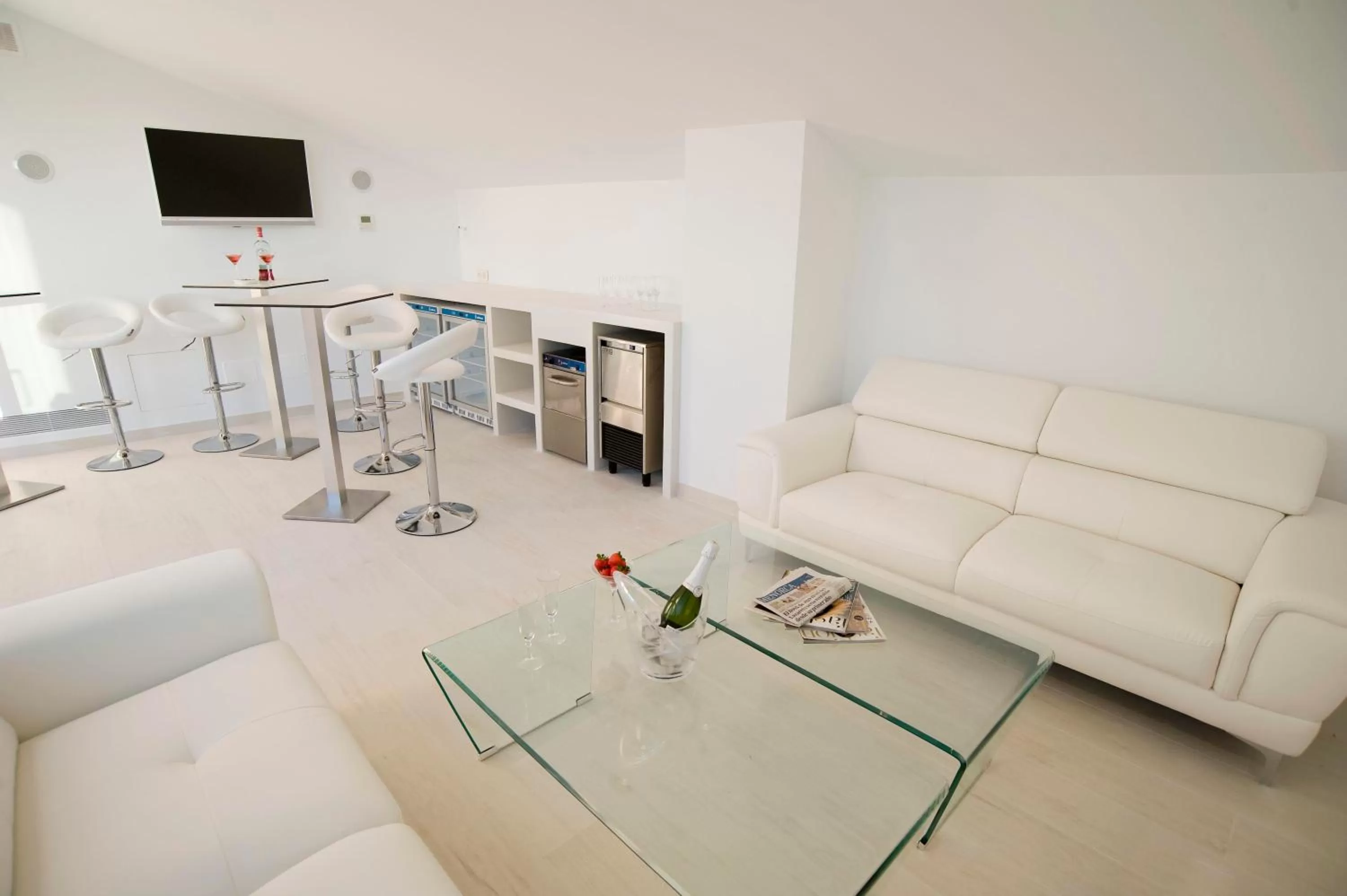 Communal lounge/ TV room in Sindic Hotel - Adults Only